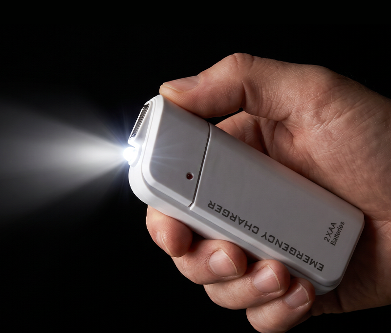 Portable Emergency Charger with AA Batteries – USB Charging, Compact and with LED Flashlight – Perfect for Travel, Commuting and Power Outages