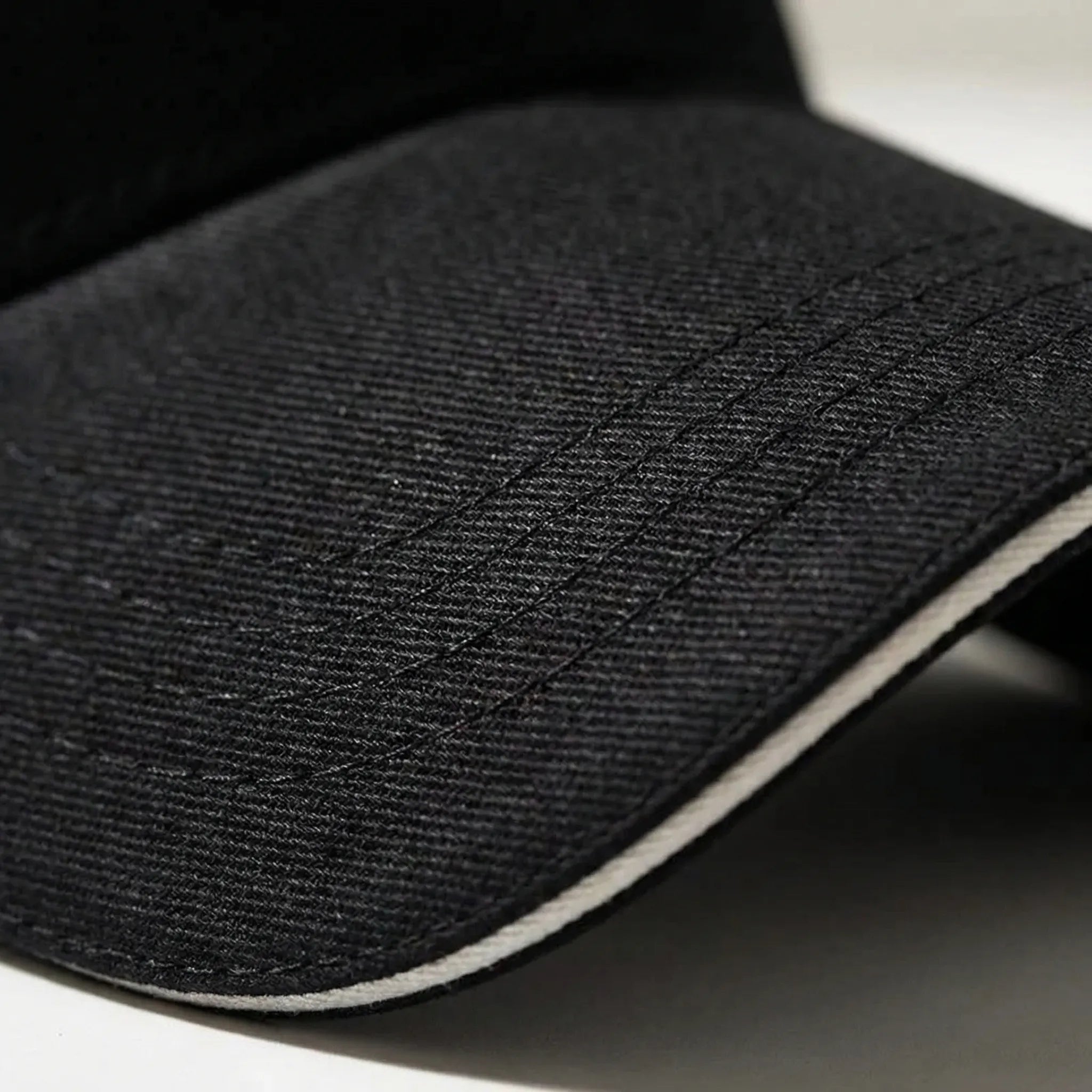 Men's adjustable baseball cap with structured peak and breathable fabric