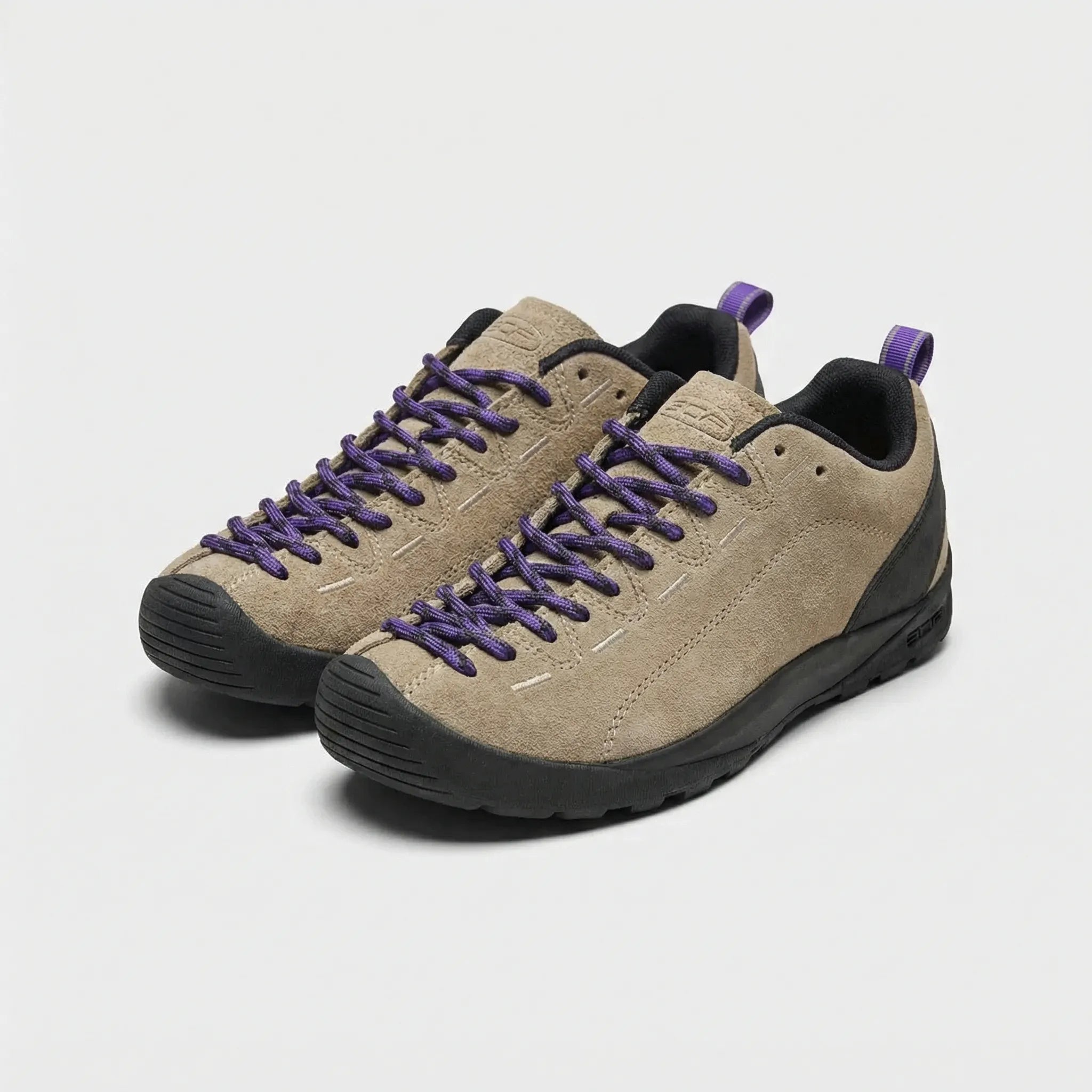 Men's climbing shoe with non-slip sole, lace closure and breathable upper