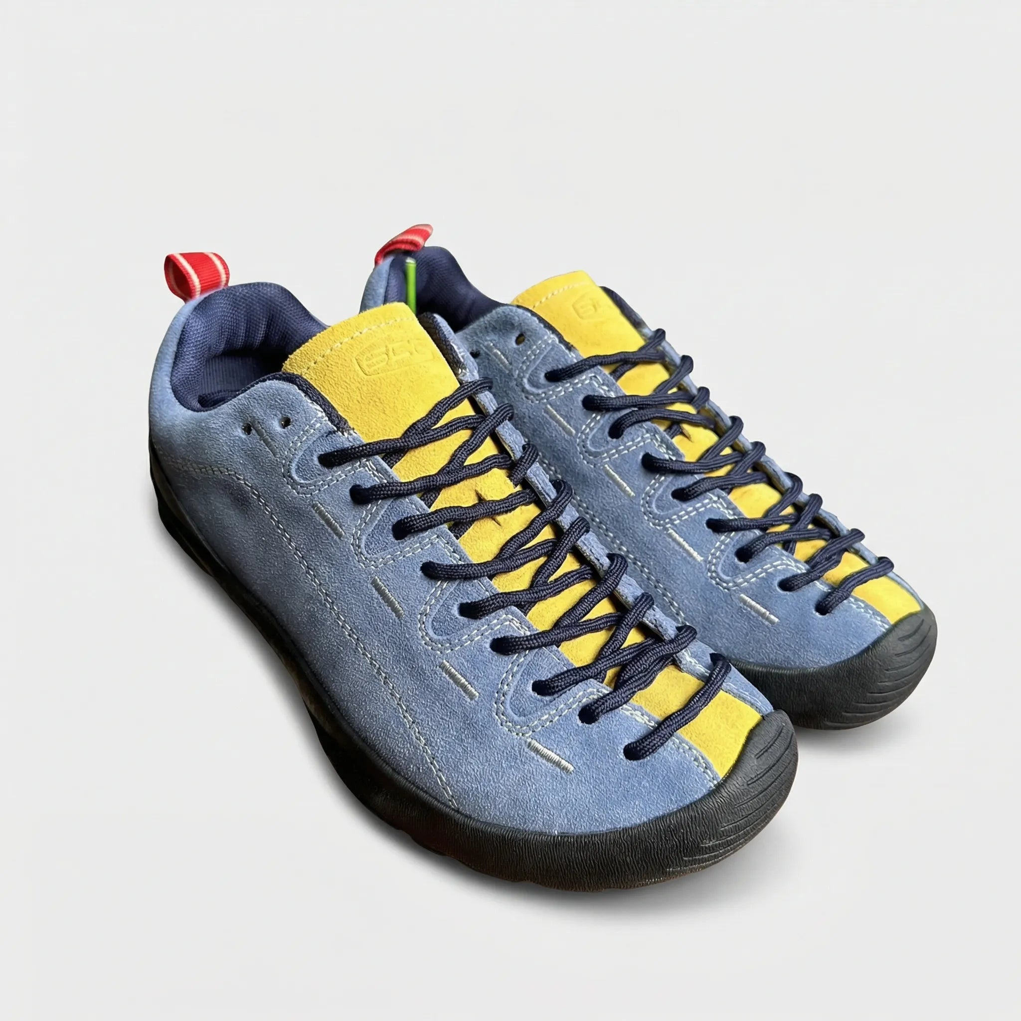 Men's climbing shoe with non-slip sole, lace closure and breathable upper