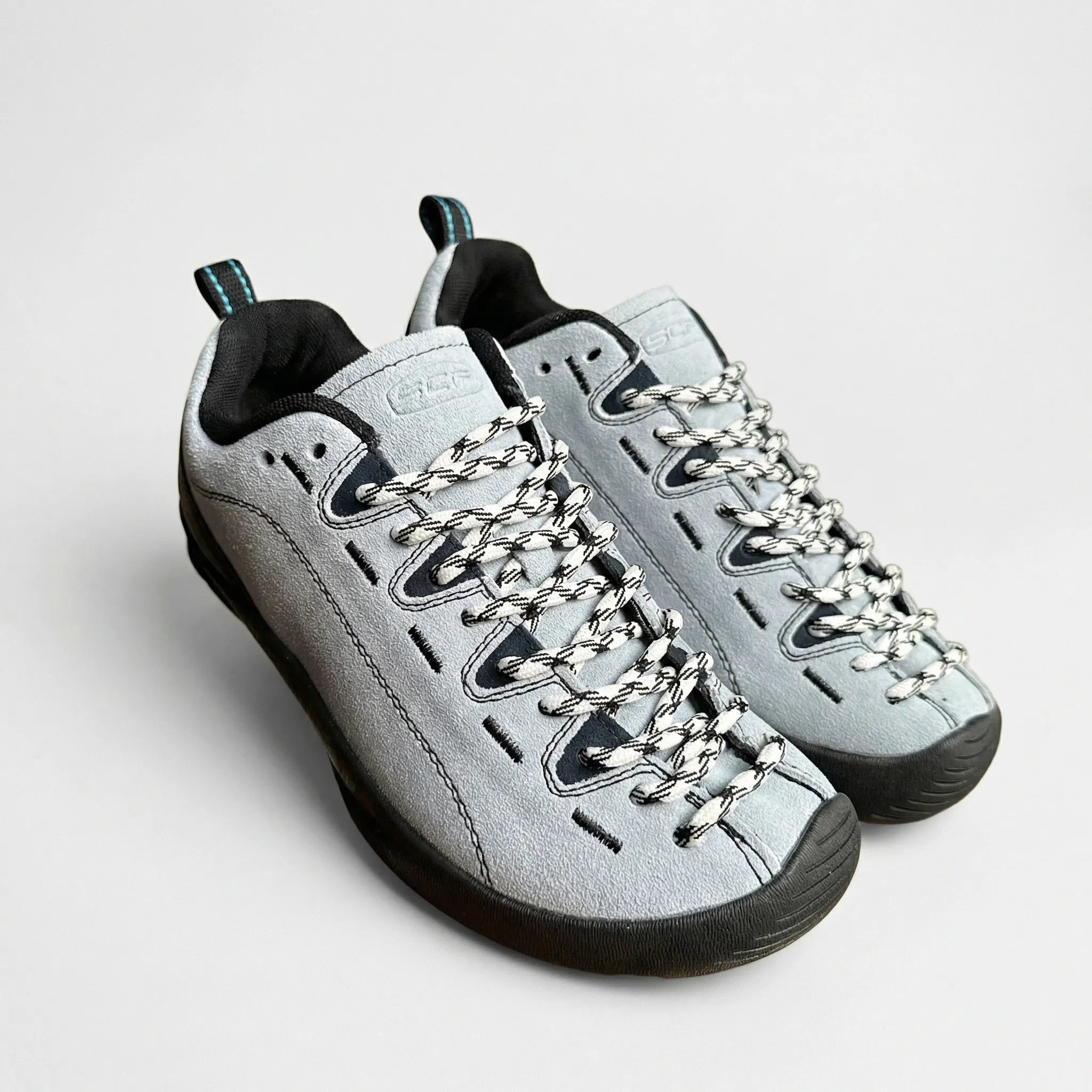 Men's climbing shoe with non-slip sole, lace closure and breathable upper