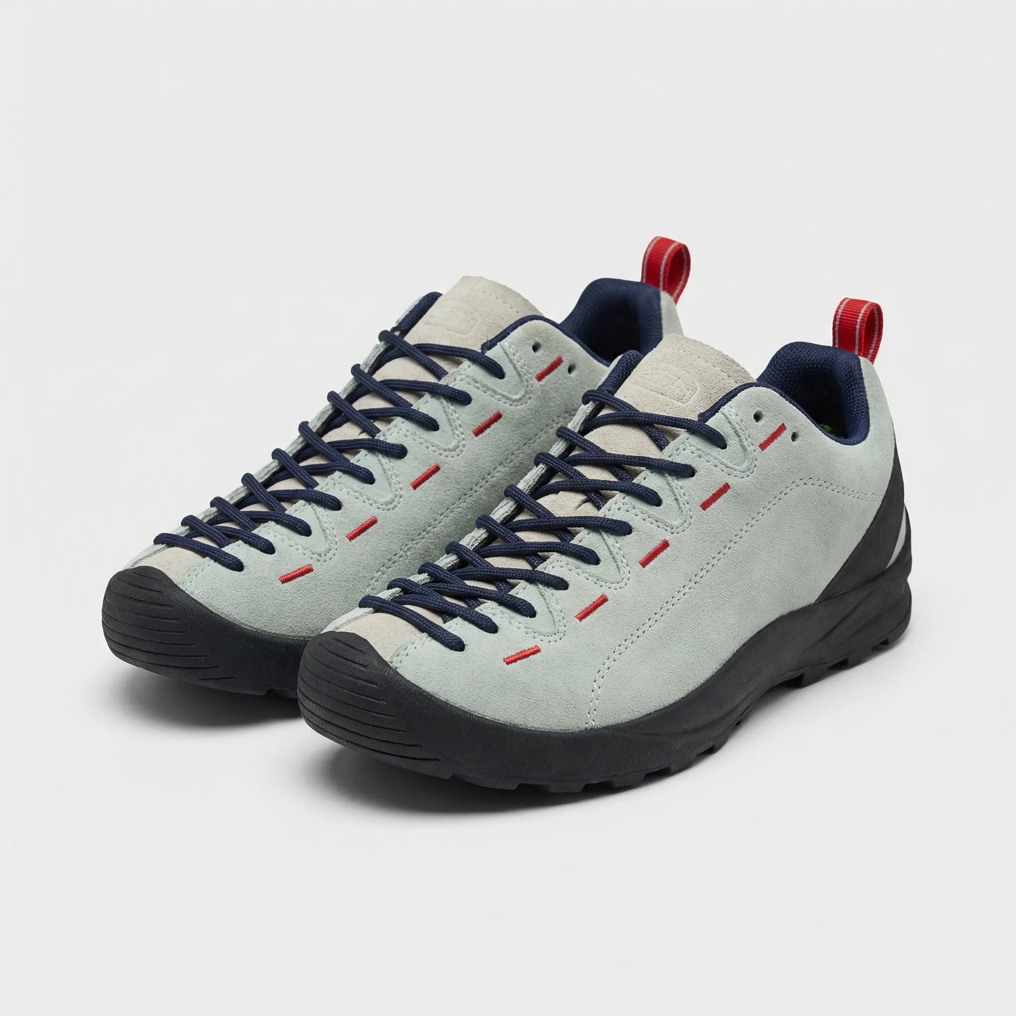 Men's climbing shoe with non-slip sole, lace closure and breathable upper