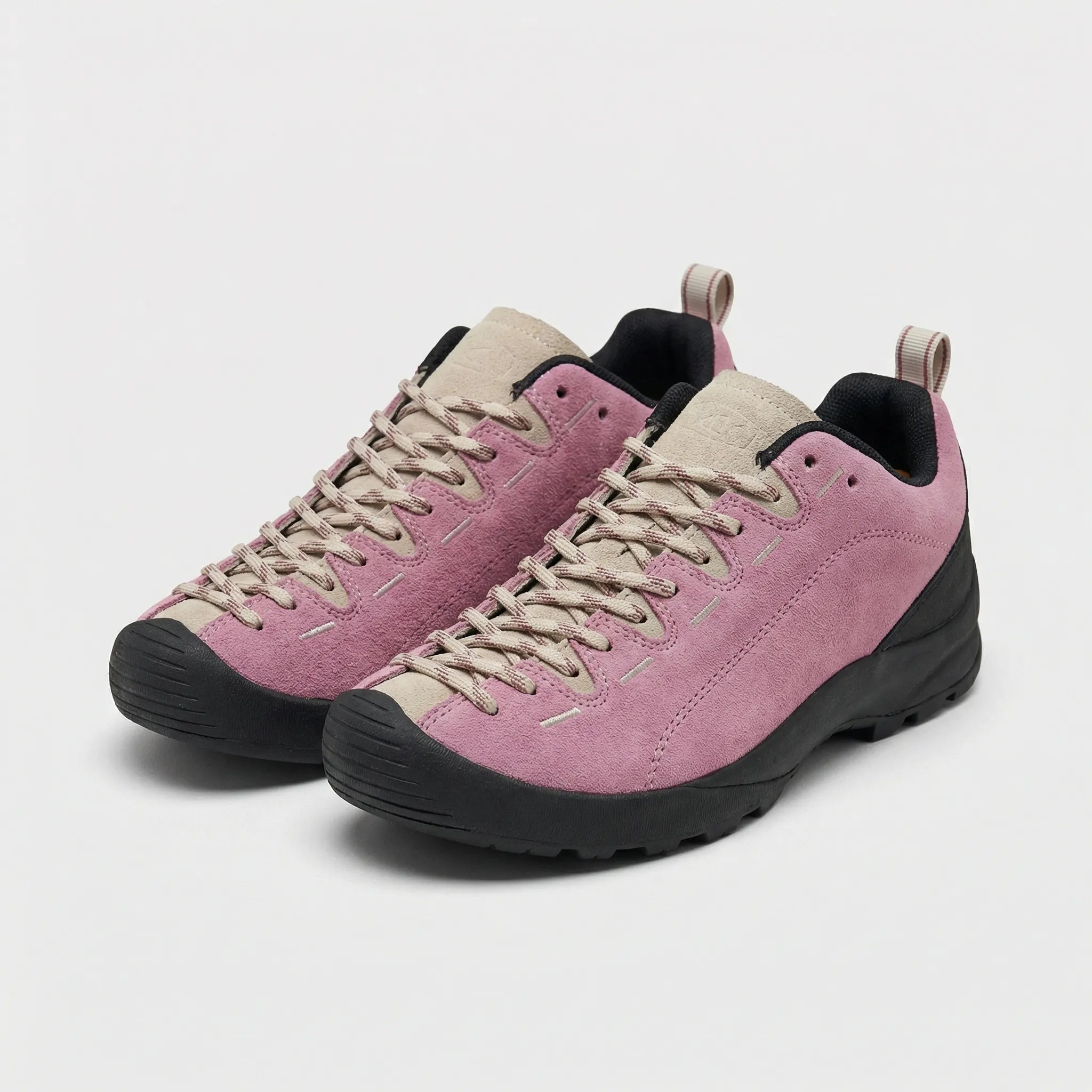 Men's climbing shoe with non-slip sole, lace closure and breathable upper