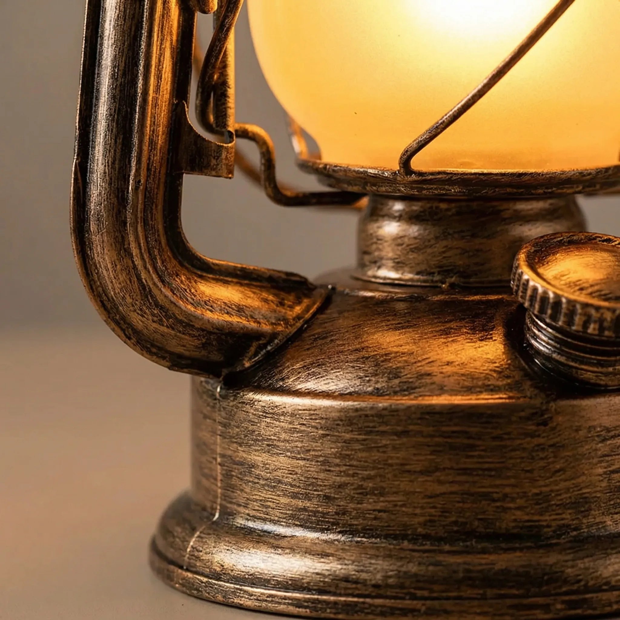 Vintage-style rechargeable flame-effect lantern with portable design