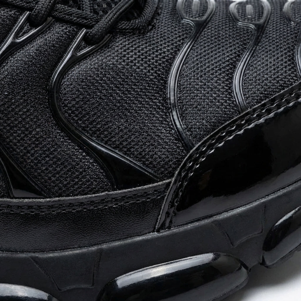 Safety sneakers with reinforced toe protection and slip-resistant sole