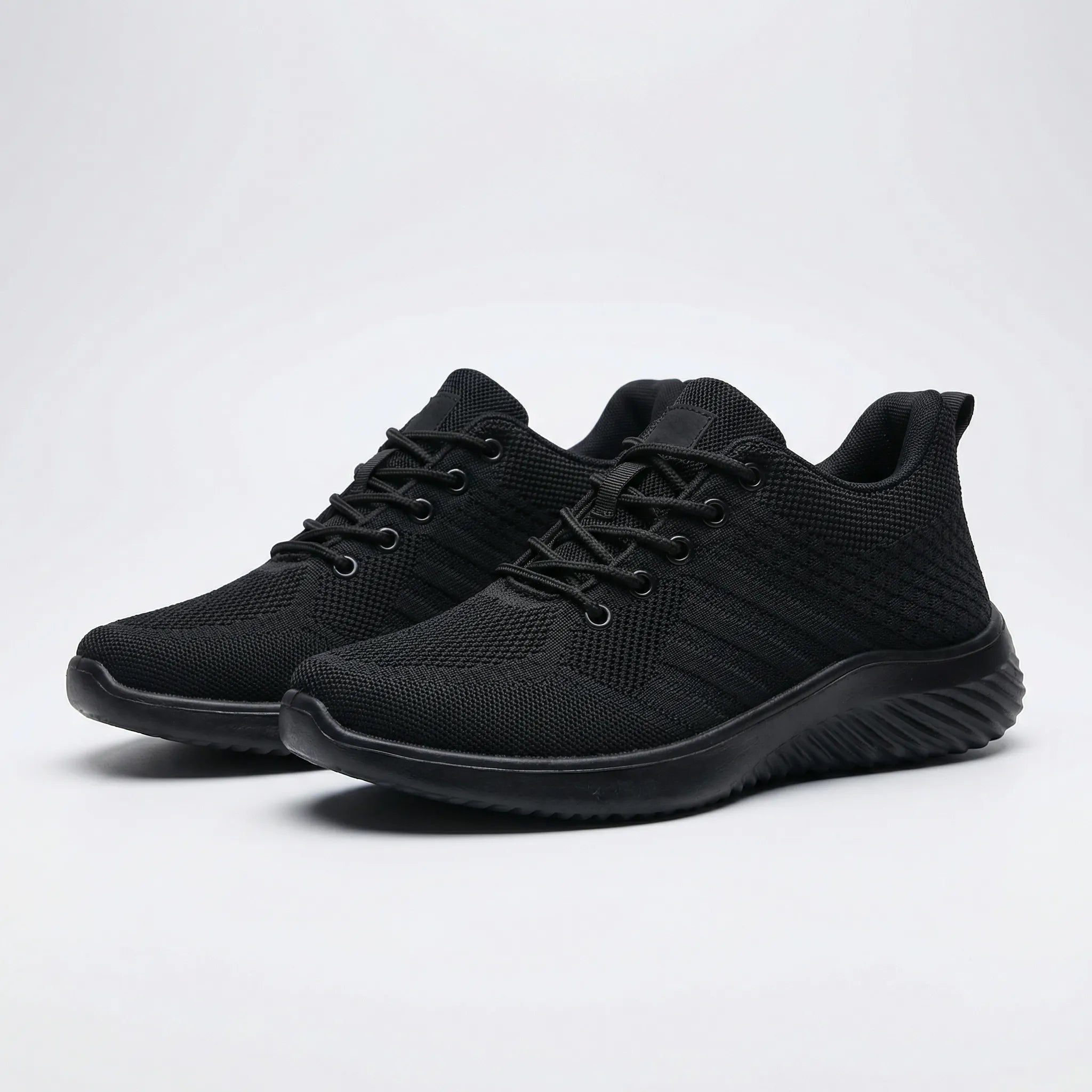 Men's lightweight sneakers with breathable mesh upper and vulcanized rubber sole