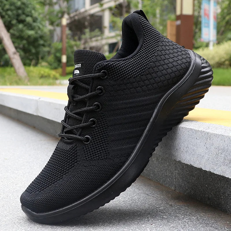 Men's lightweight sneakers with breathable mesh upper and vulcanized rubber sole