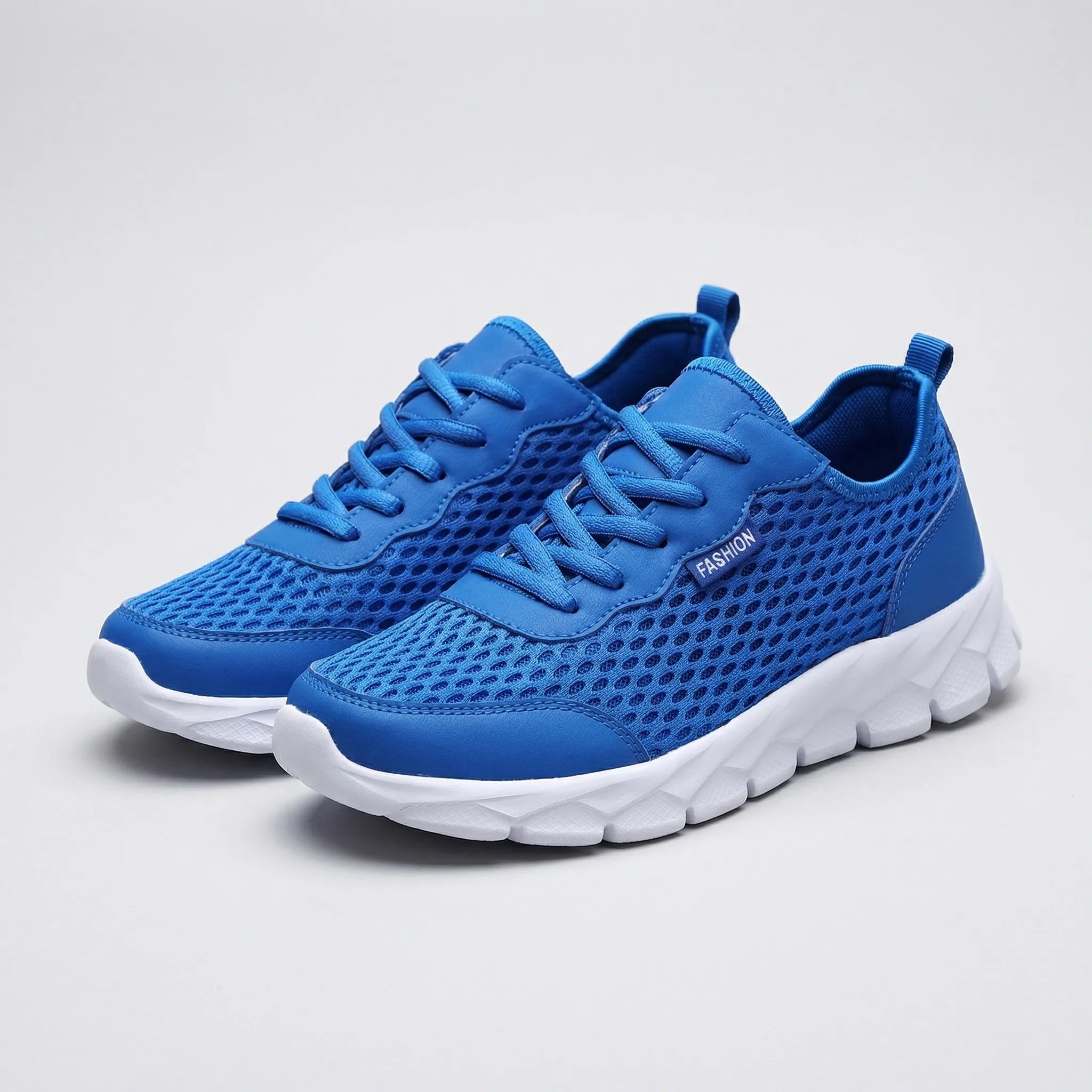 Lightweight men's running shoe with breathable mesh upper and cushioned sole