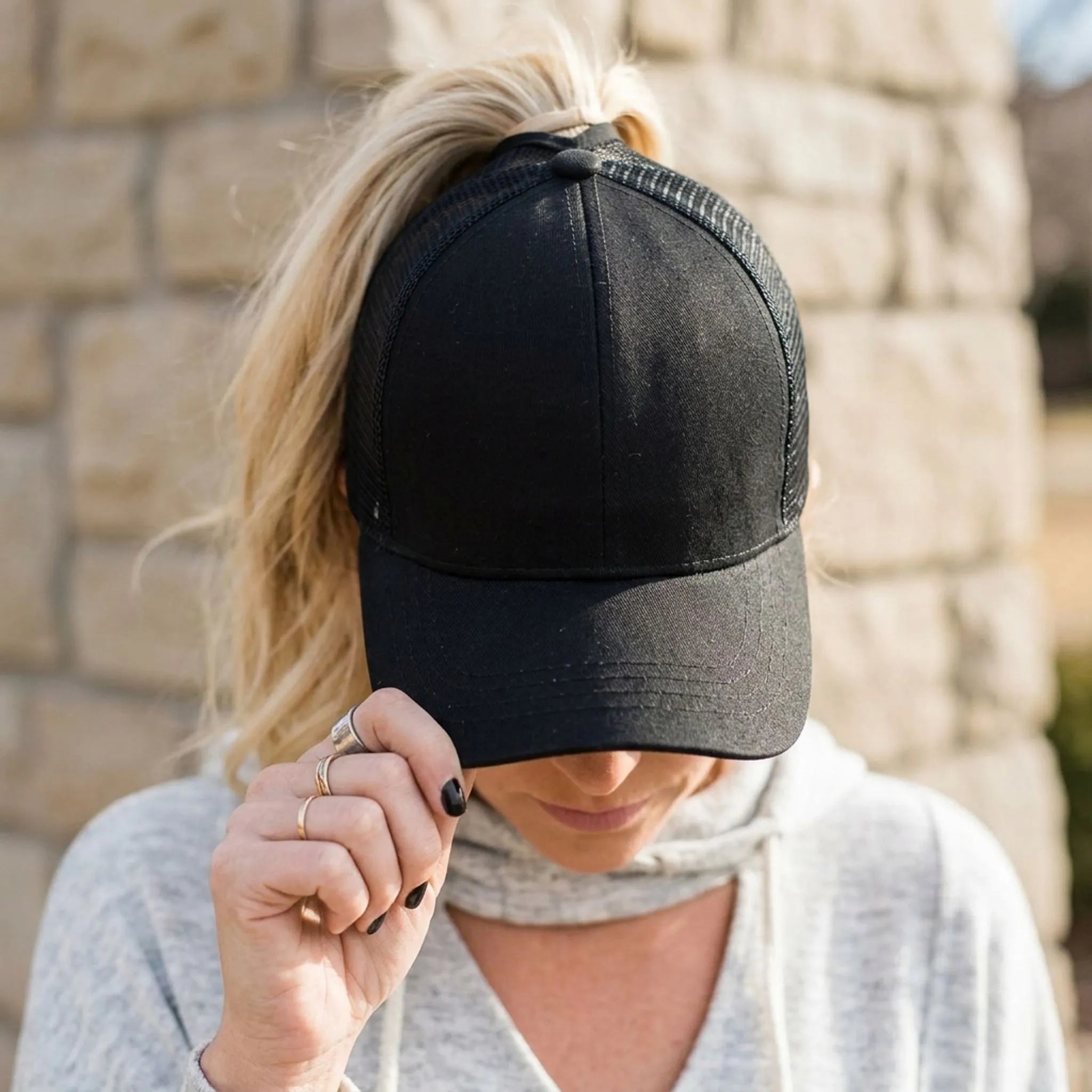Women's ponytail baseball cap with breathable mesh back panel