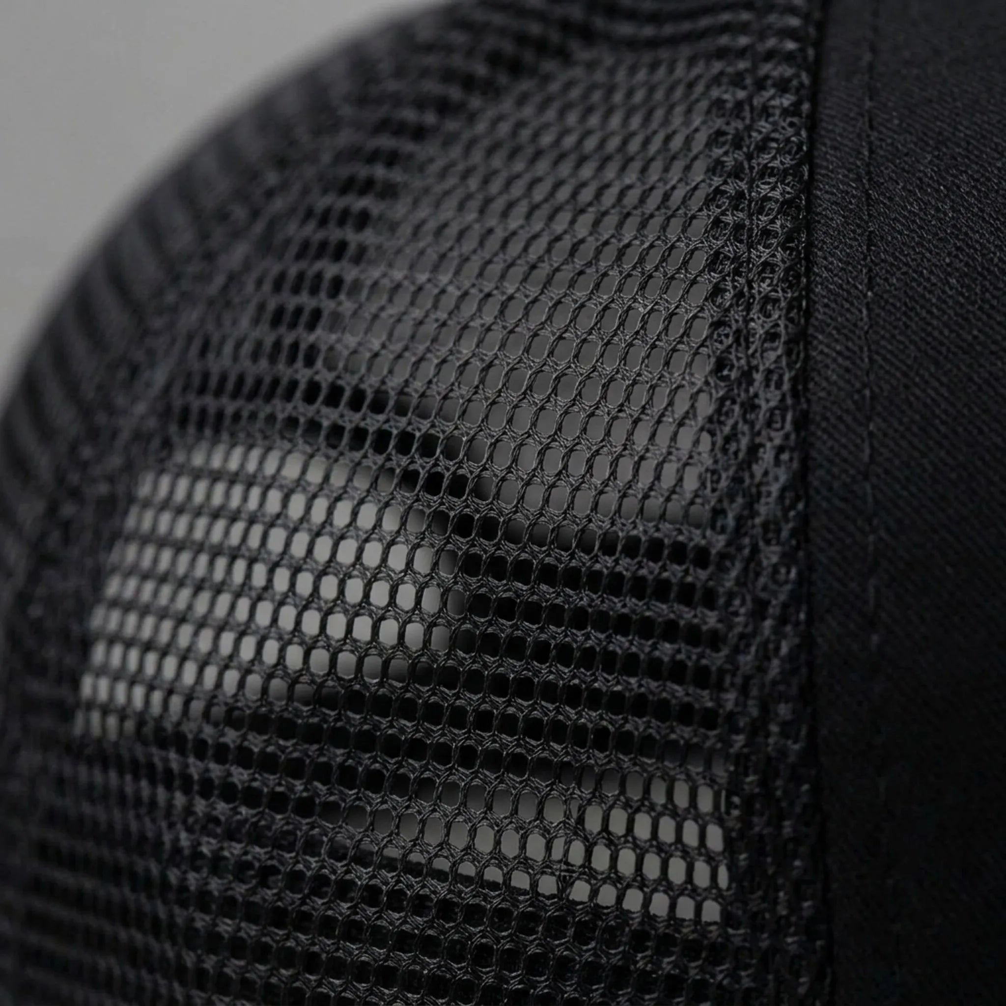 Women's ponytail baseball cap with breathable mesh back panel