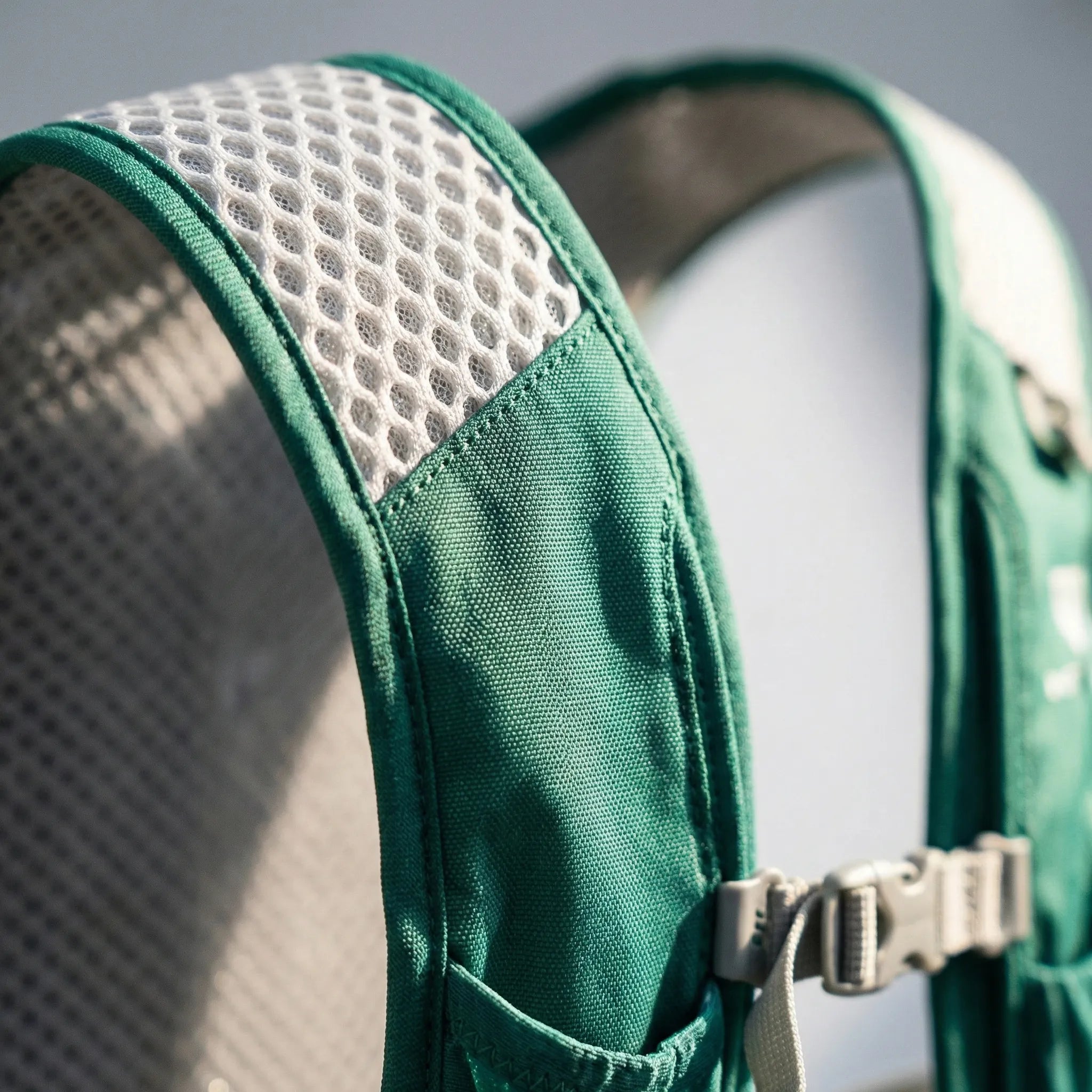 Lightweight running hydration vest with breathable mesh and front pockets