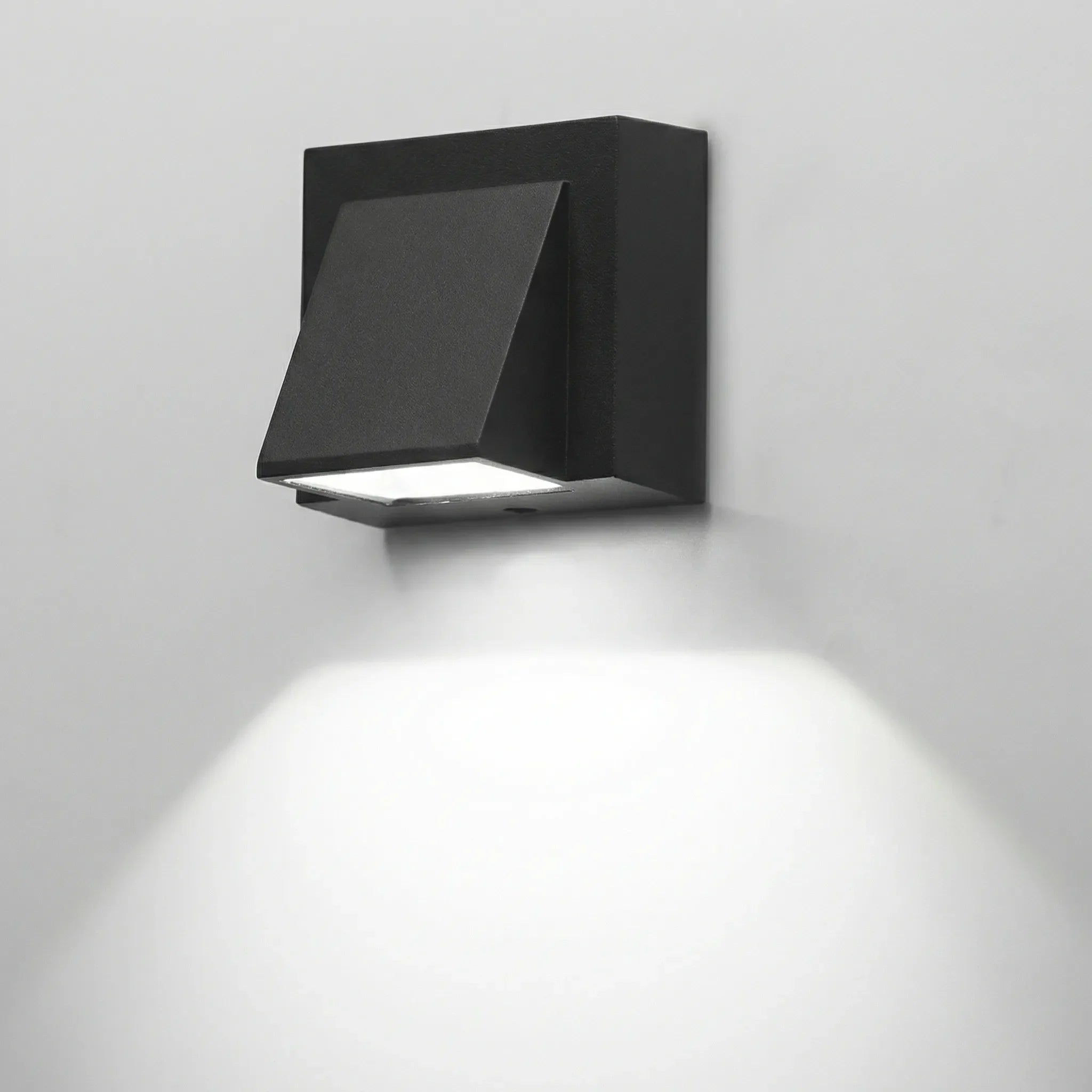 IP65 weatherproof outdoor LED wall sconce with 5W energy-efficient output