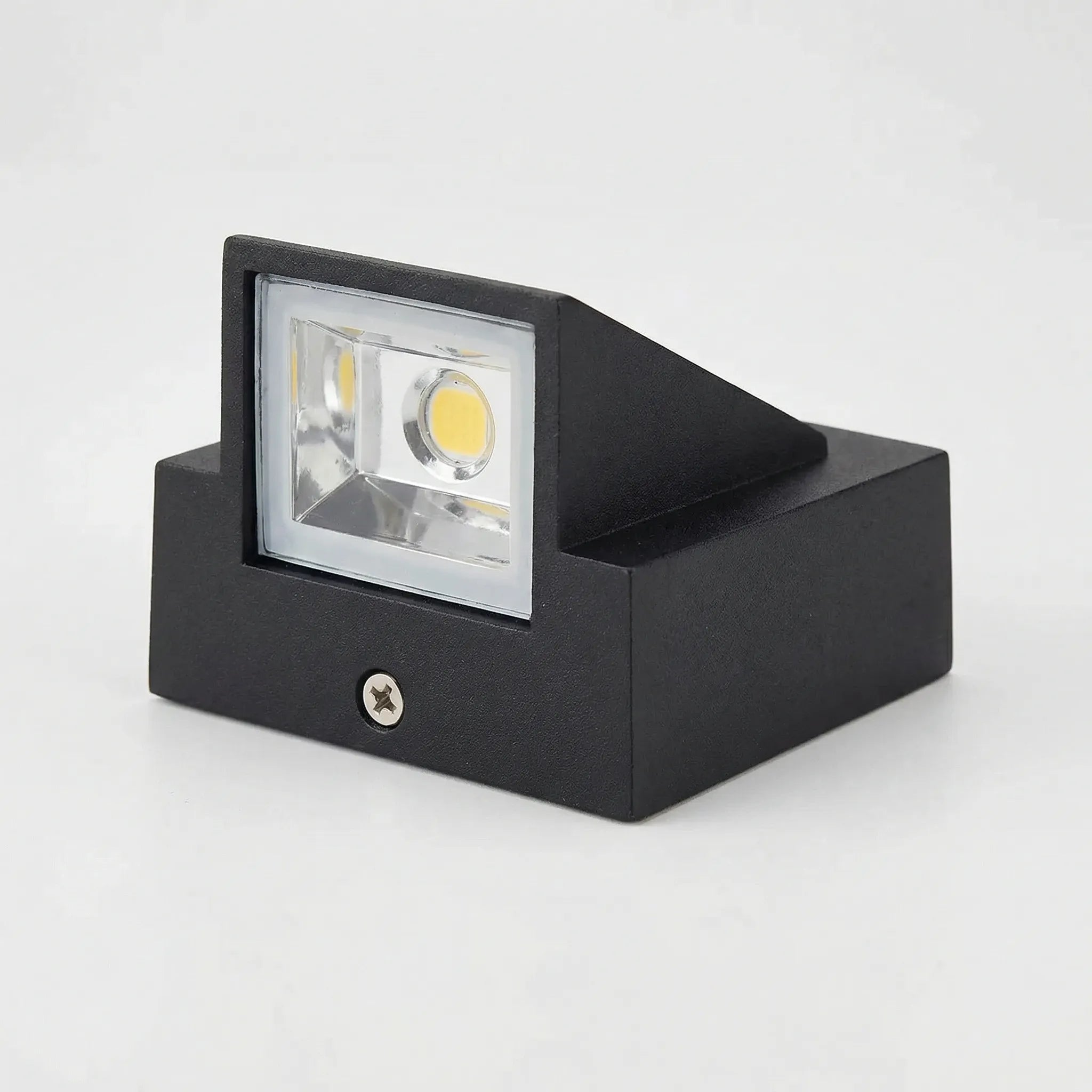 IP65 weatherproof outdoor LED wall sconce with 5W energy-efficient output