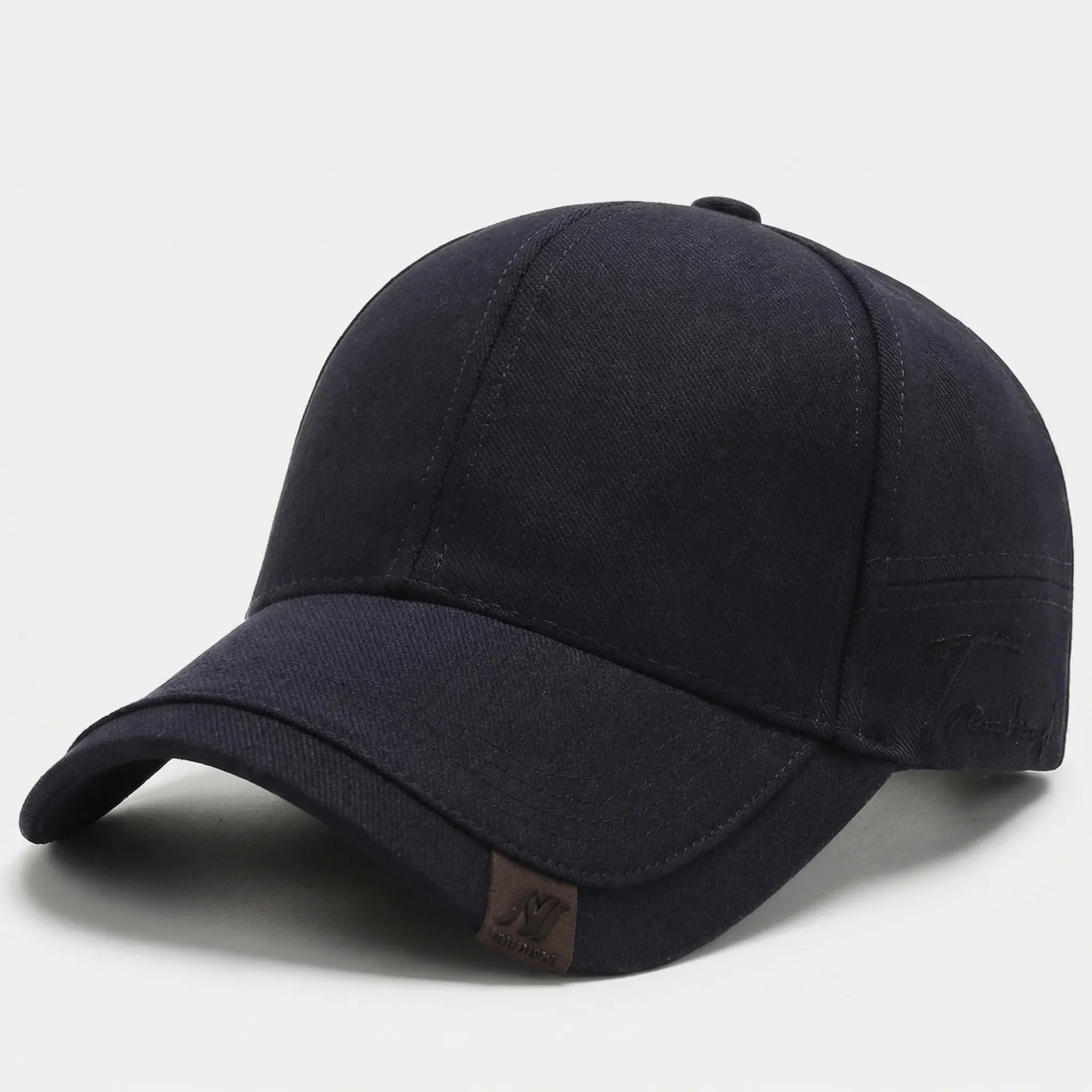 Men's minimalist baseball cap with curved peak and adjustable fit