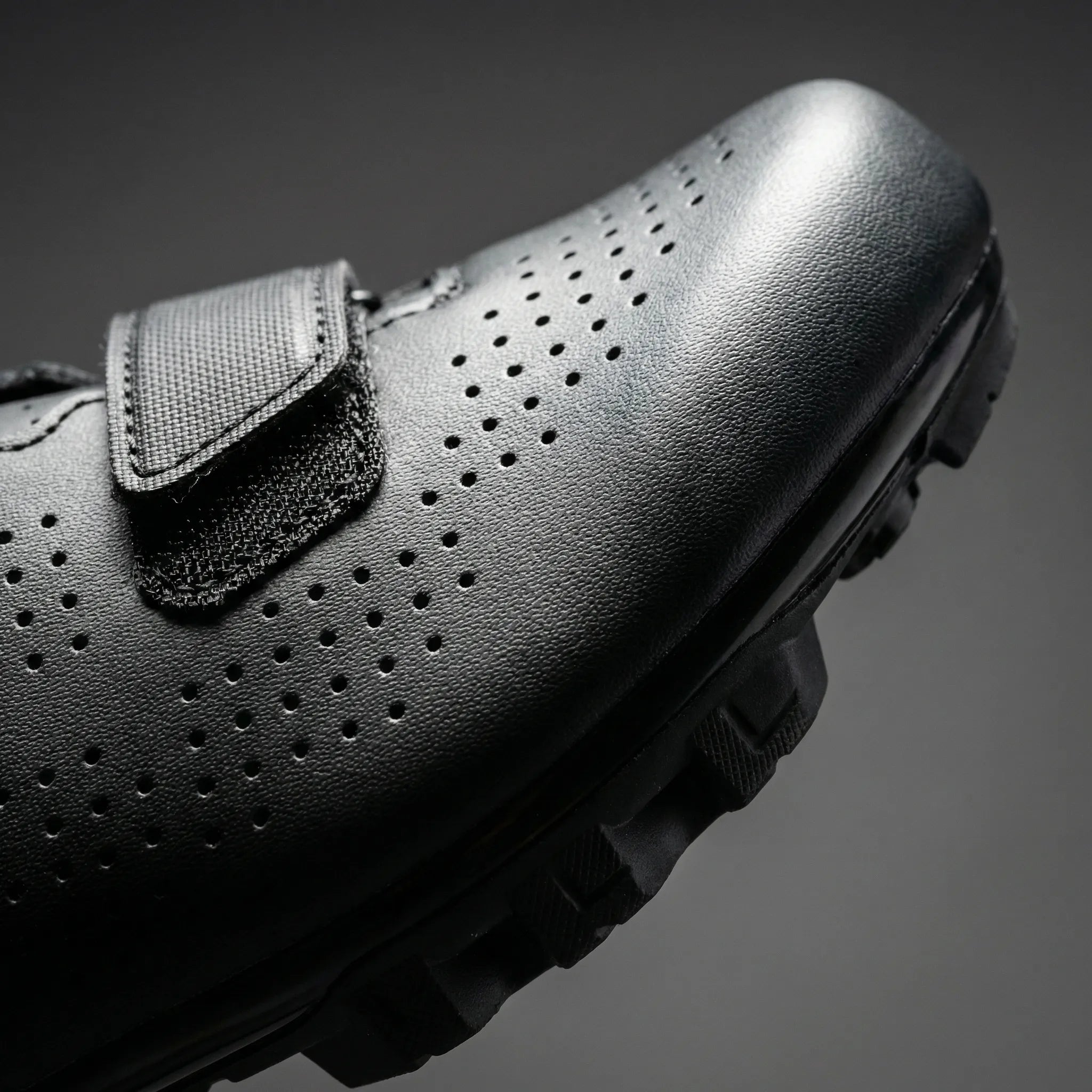 Mountain bike cycling shoe with self-locking cleat, rotary dial closure, breathable upper