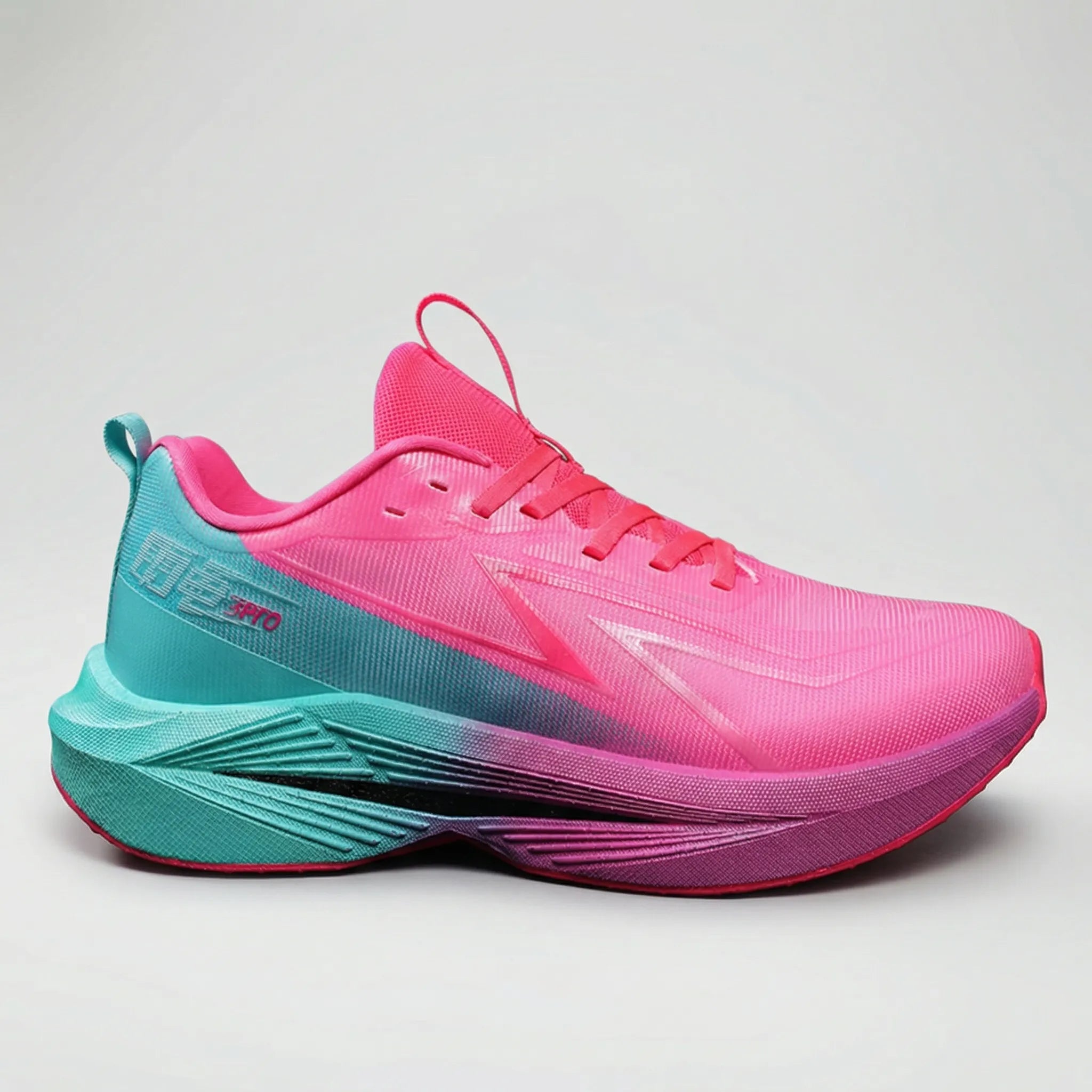 Lightweight carbon plate running shoe with breathable mesh upper and non-slip sole