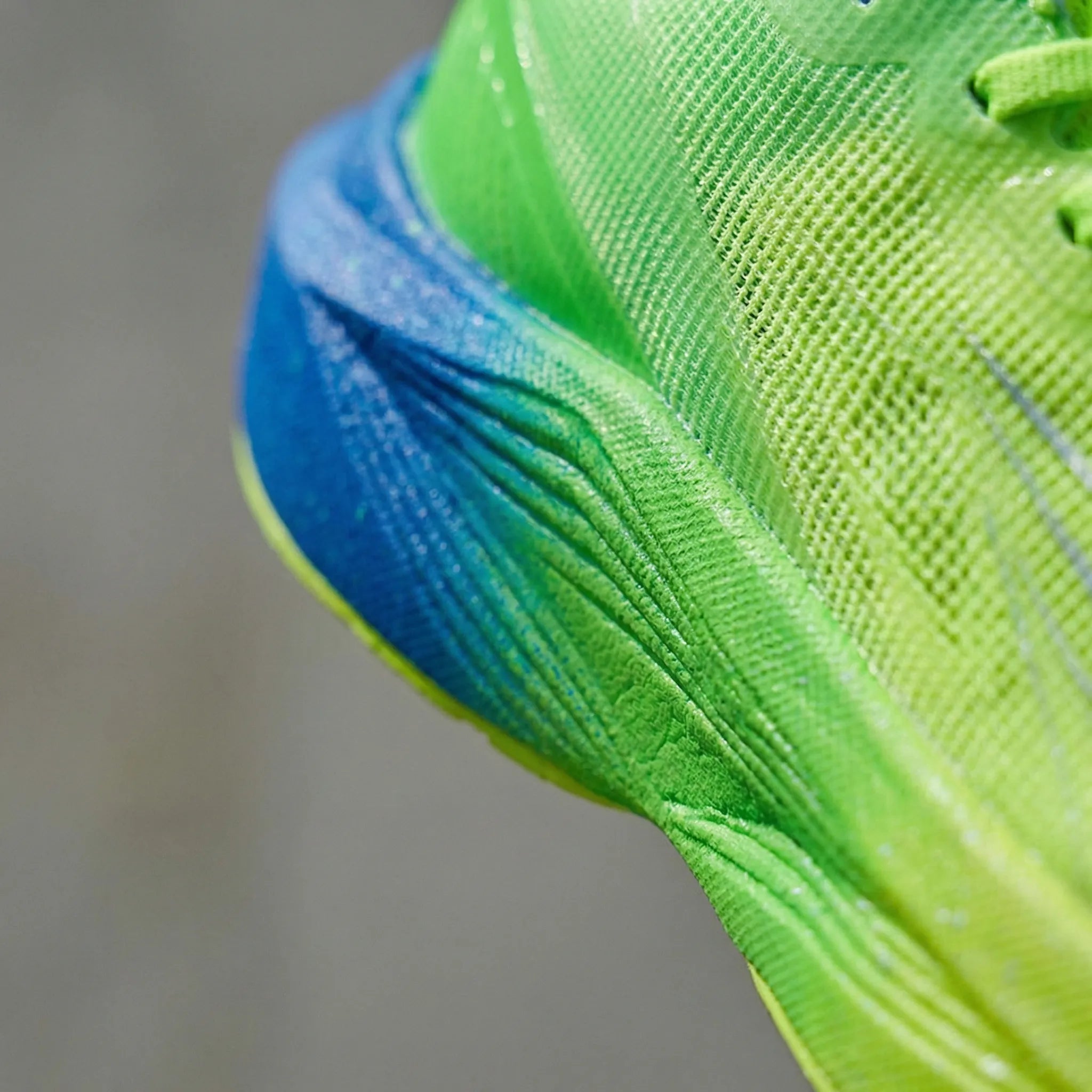Lightweight carbon plate running shoe with breathable mesh upper and non-slip sole