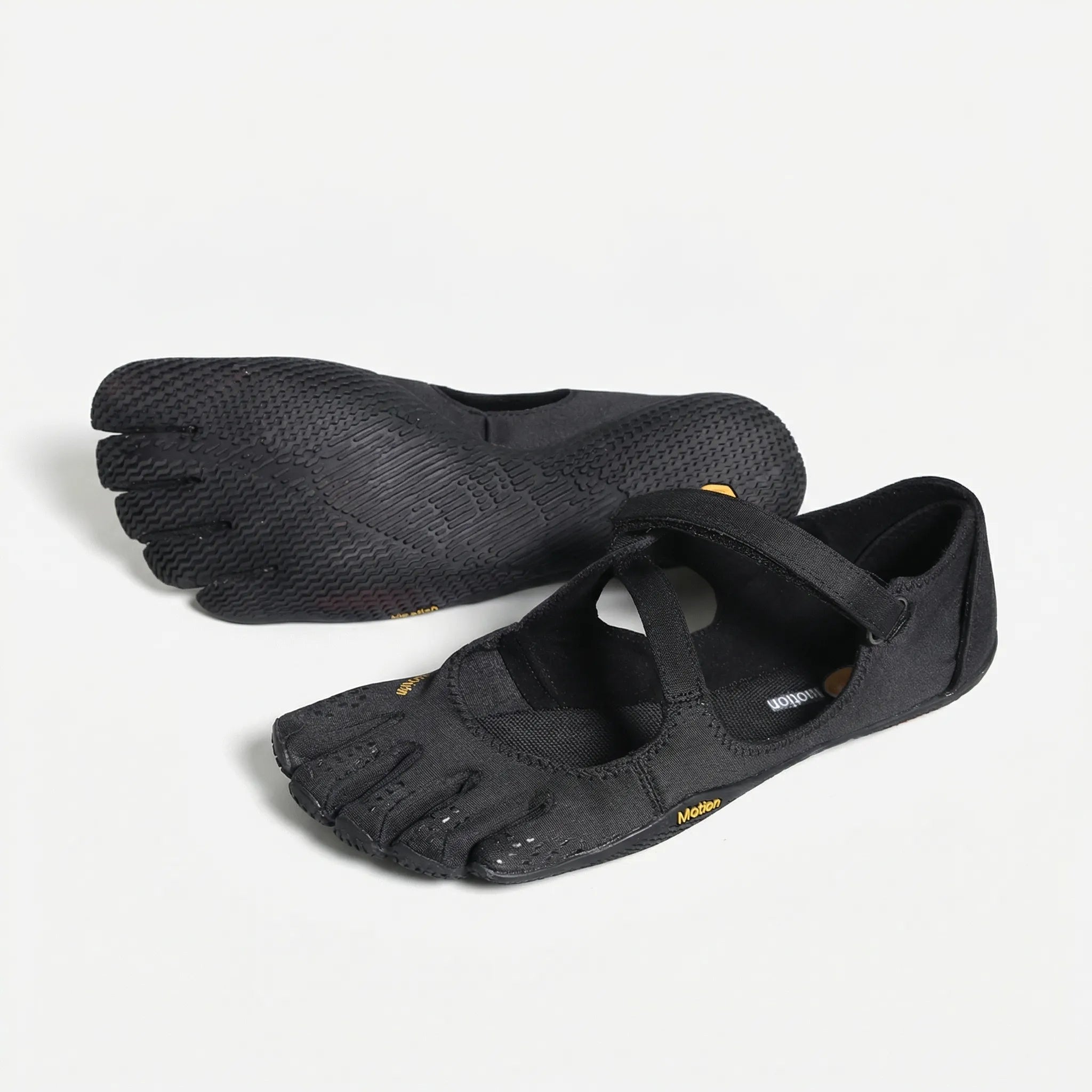 Women's five-toe minimalist water shoe with quick-drying fabric and adjustable loop strap