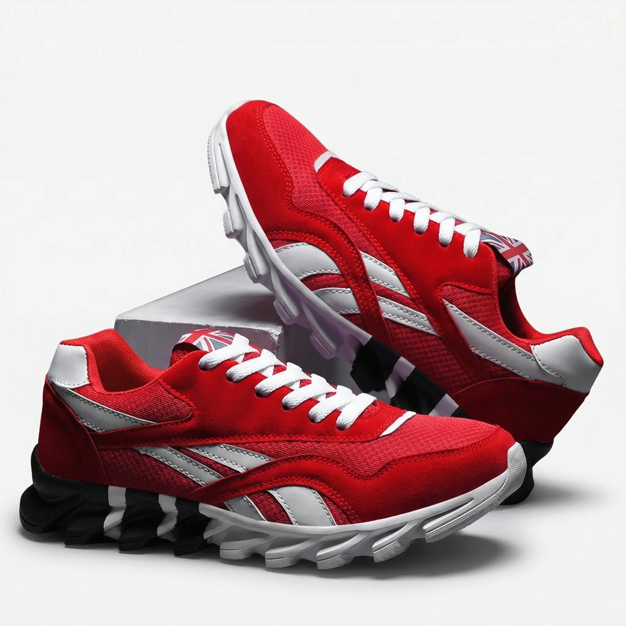 Men's lightweight casual sneakers with flexible sole and padded collar
