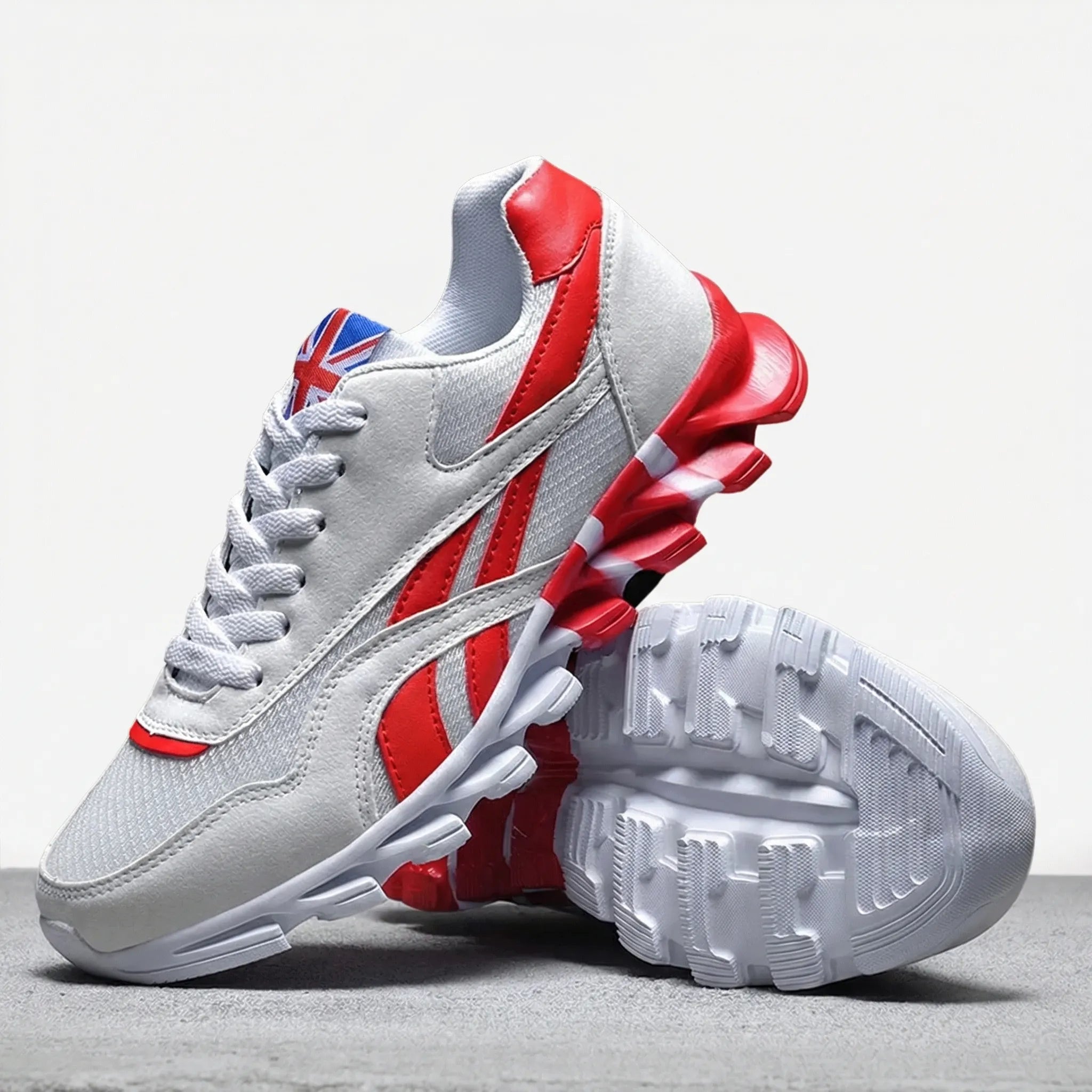 Men's lightweight casual sneakers with flexible sole and padded collar
