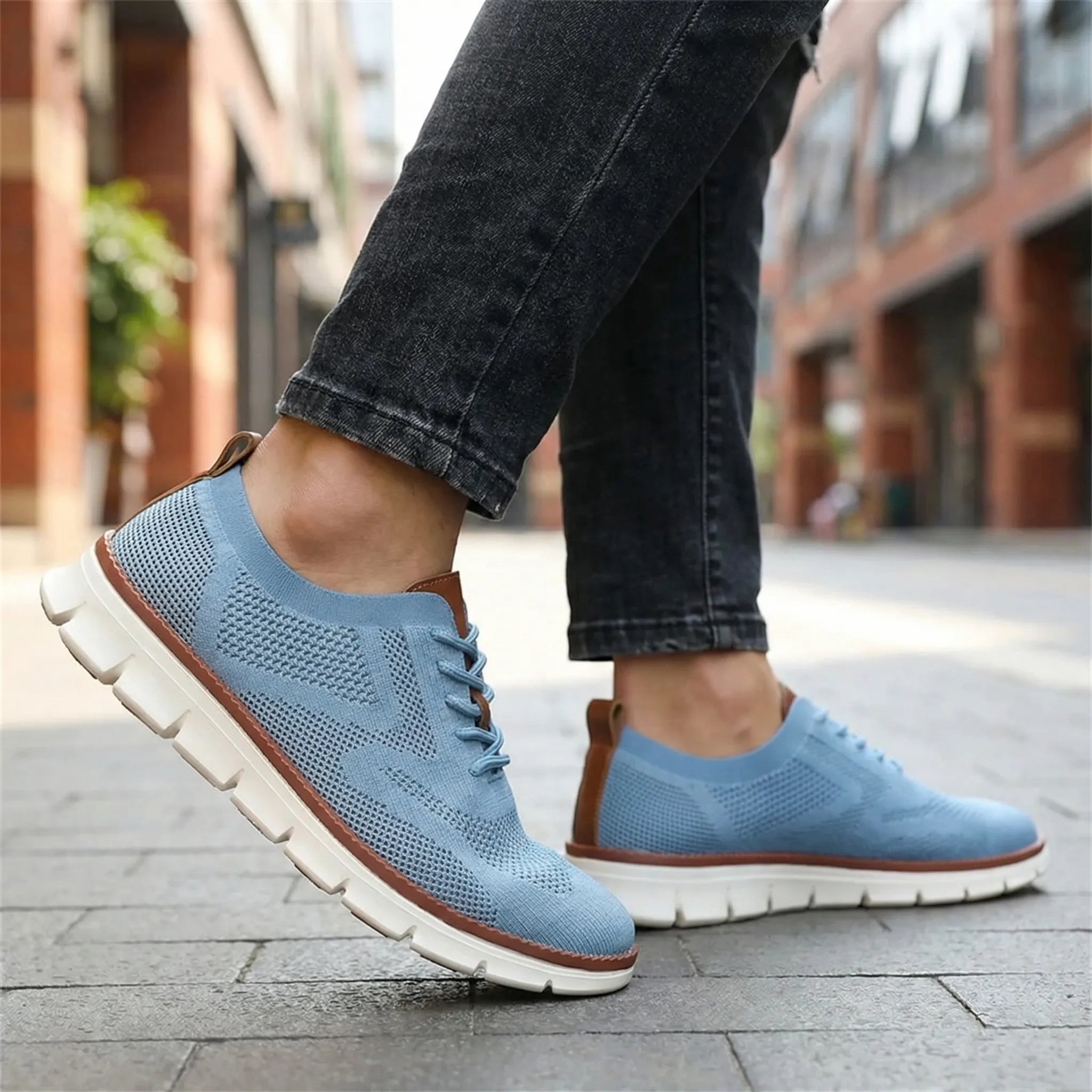 Lightweight breathable mesh sneaker with cushioned sole for men