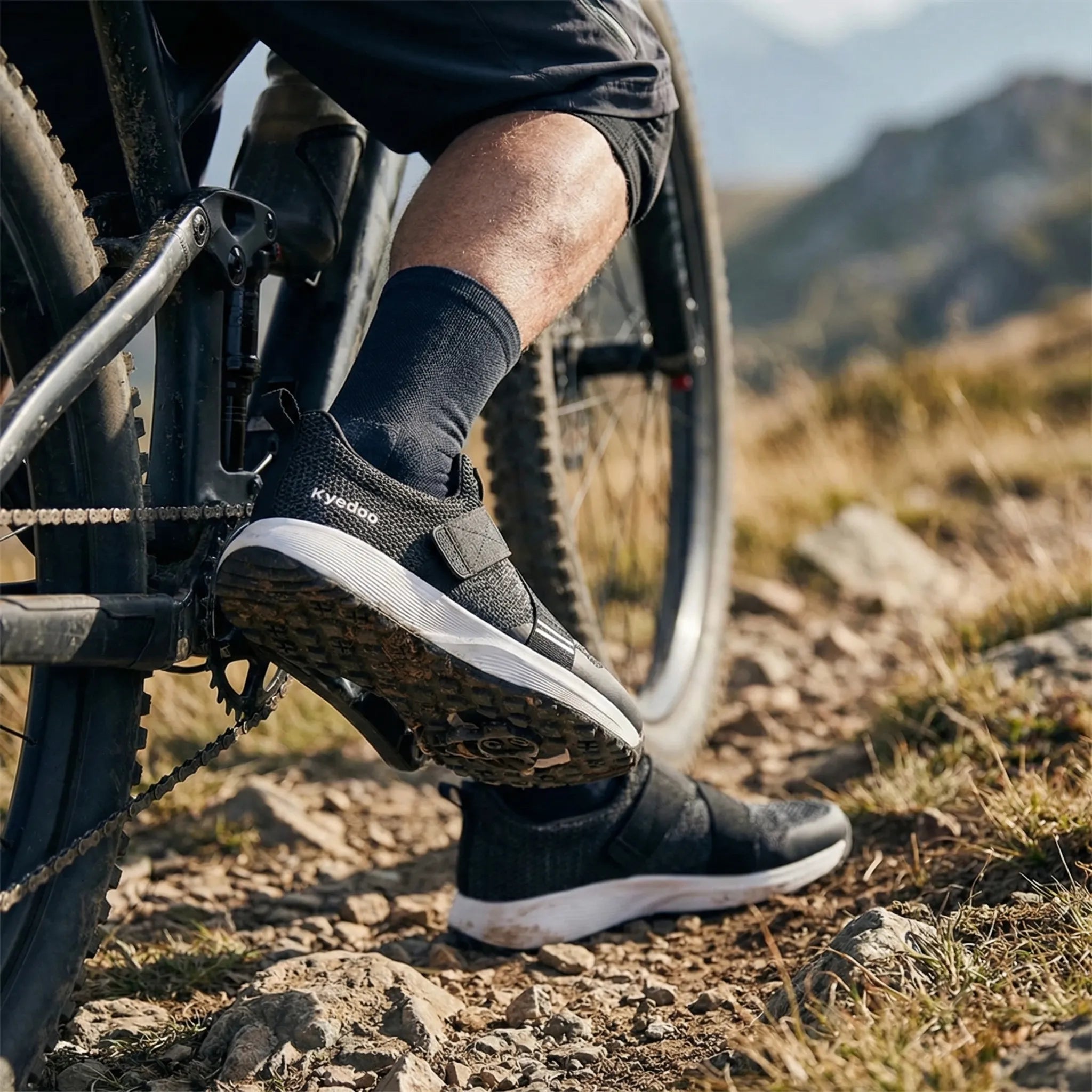Men's flat pedal MTB cycling shoe with breathable woven upper