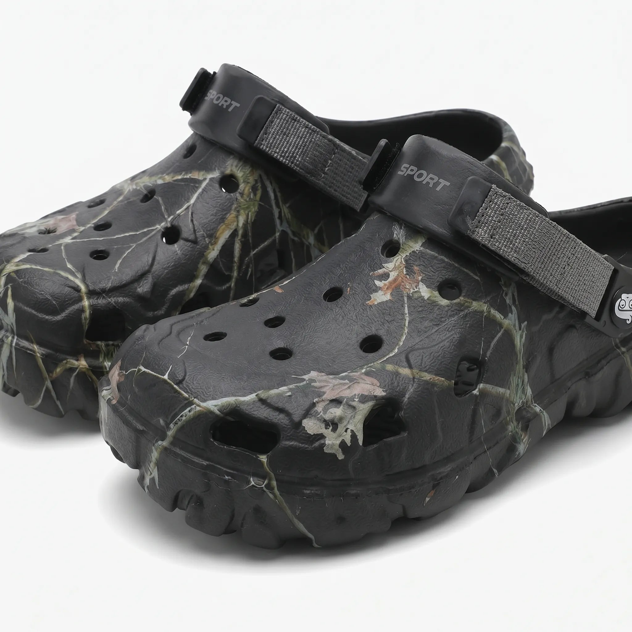 Men's camouflage clogs with adjustable heel strap and breathable design