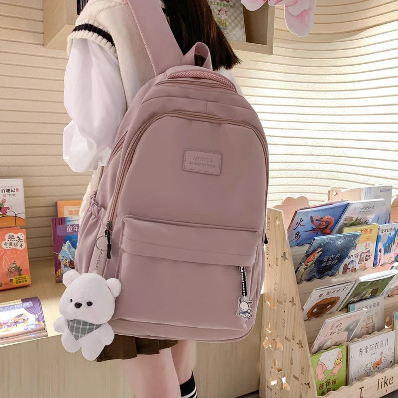 Large-capacity laptop backpack with padded compartment and ergonomic straps