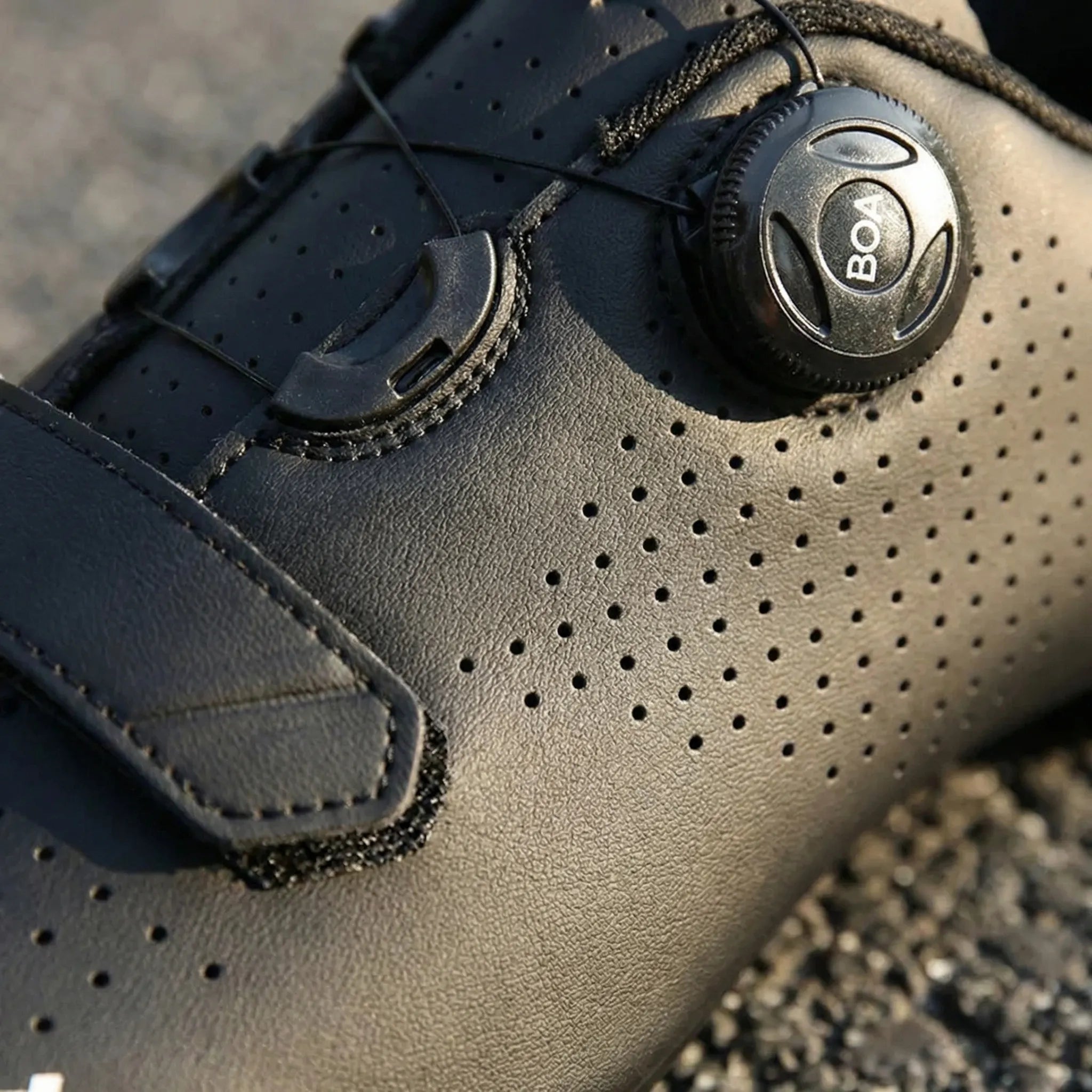 Cleat-free flat pedal cycling shoe with grippy rubber sole and rotary dial
