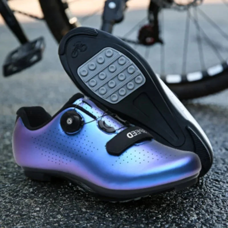 Cleat-free flat pedal cycling shoe with grippy rubber sole and rotary dial
