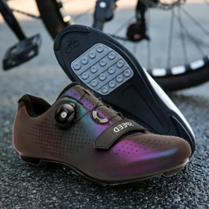 Cleat-free flat pedal cycling shoe with grippy rubber sole and rotary dial