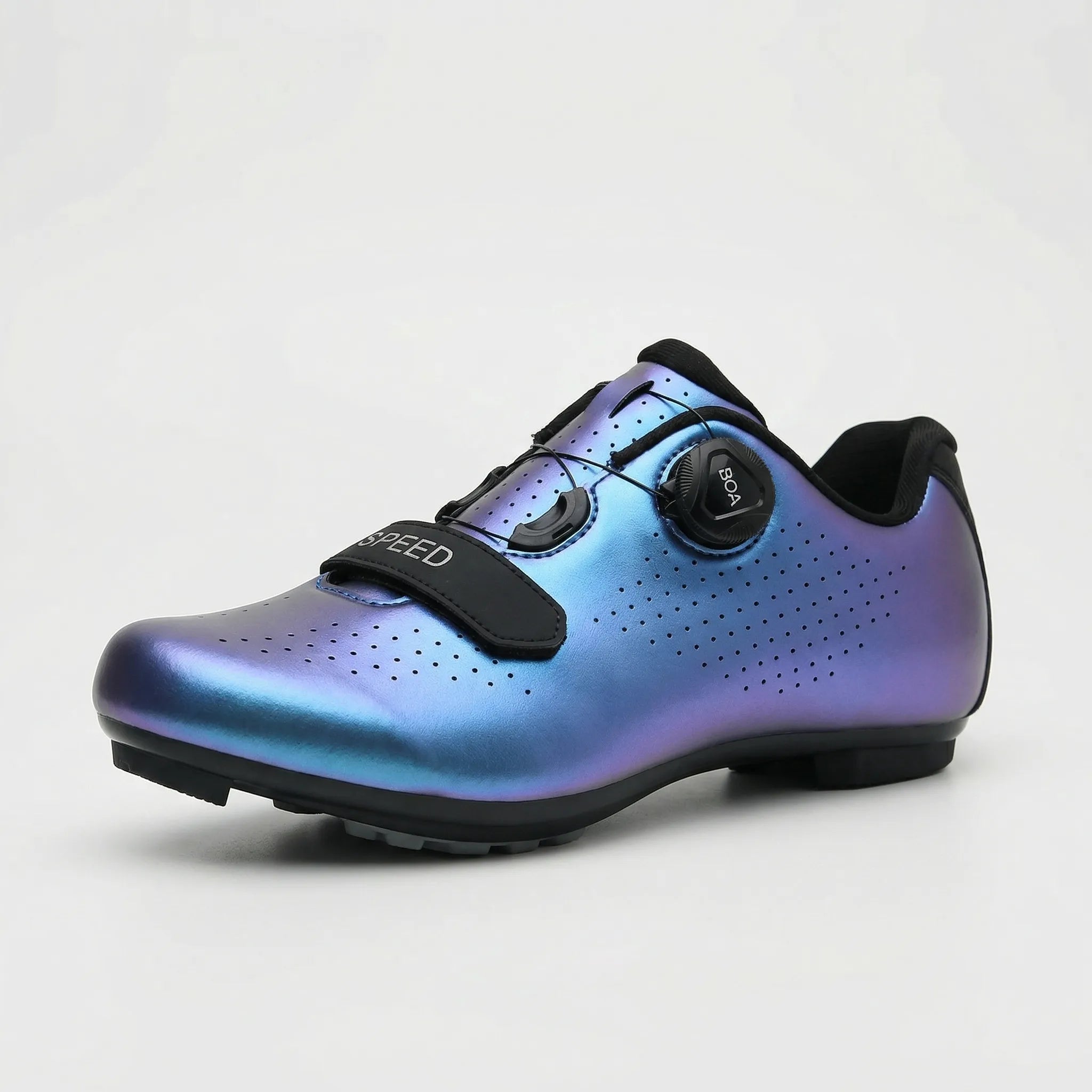 Cleat-free flat pedal cycling shoe with grippy rubber sole and rotary dial