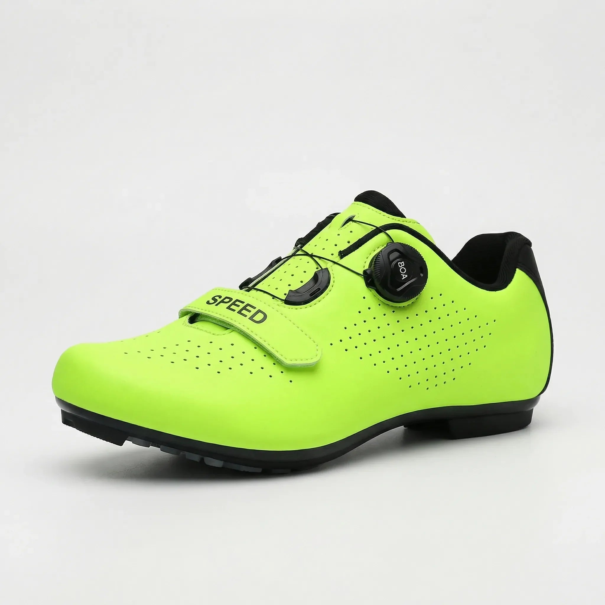 Cleat-free flat pedal cycling shoe with grippy rubber sole and rotary dial