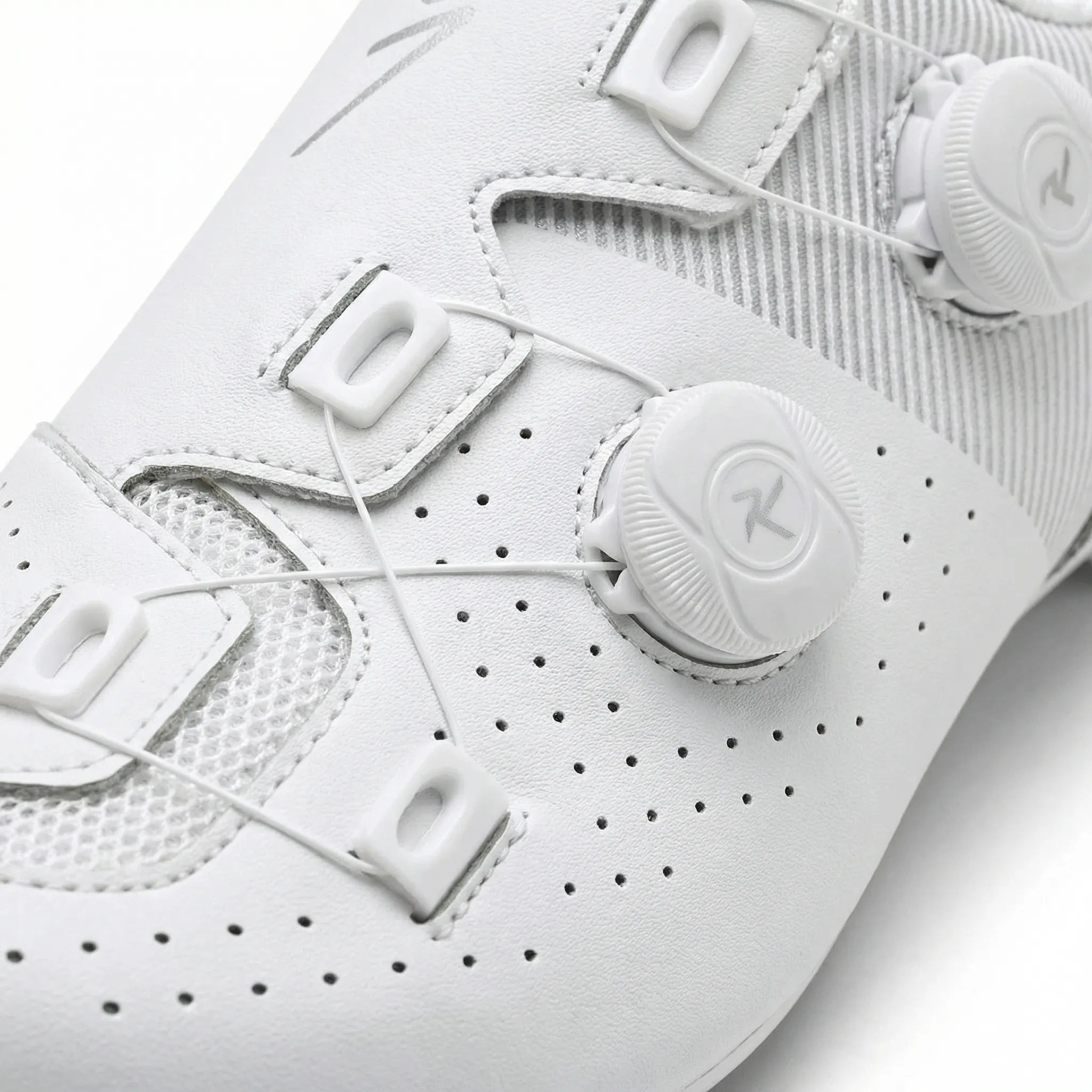 Road and MTB cycling shoes with dual rotary dial closure system