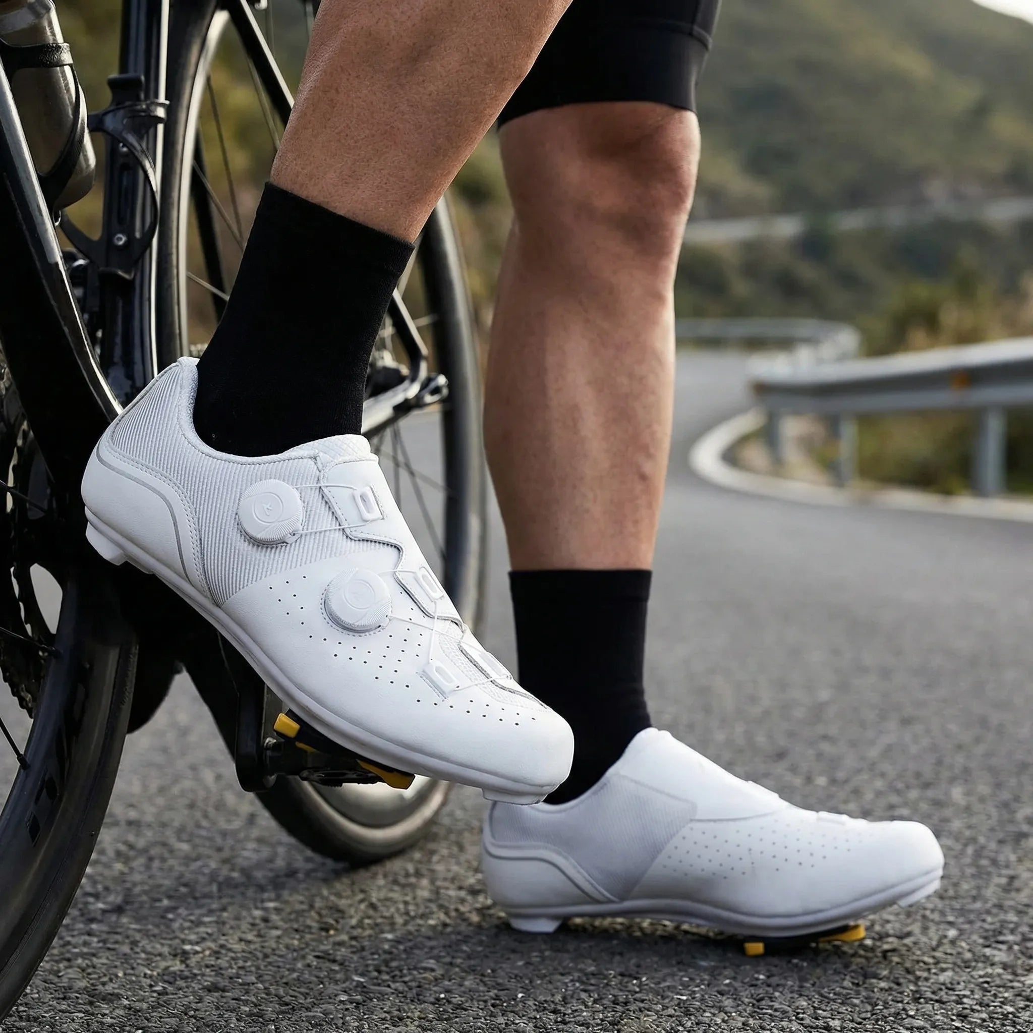 Road and MTB cycling shoes with dual rotary dial closure system