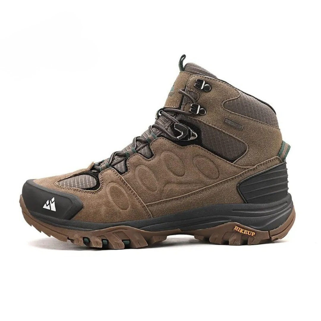 Men's high hiking boot with laced closure and deep tread sole