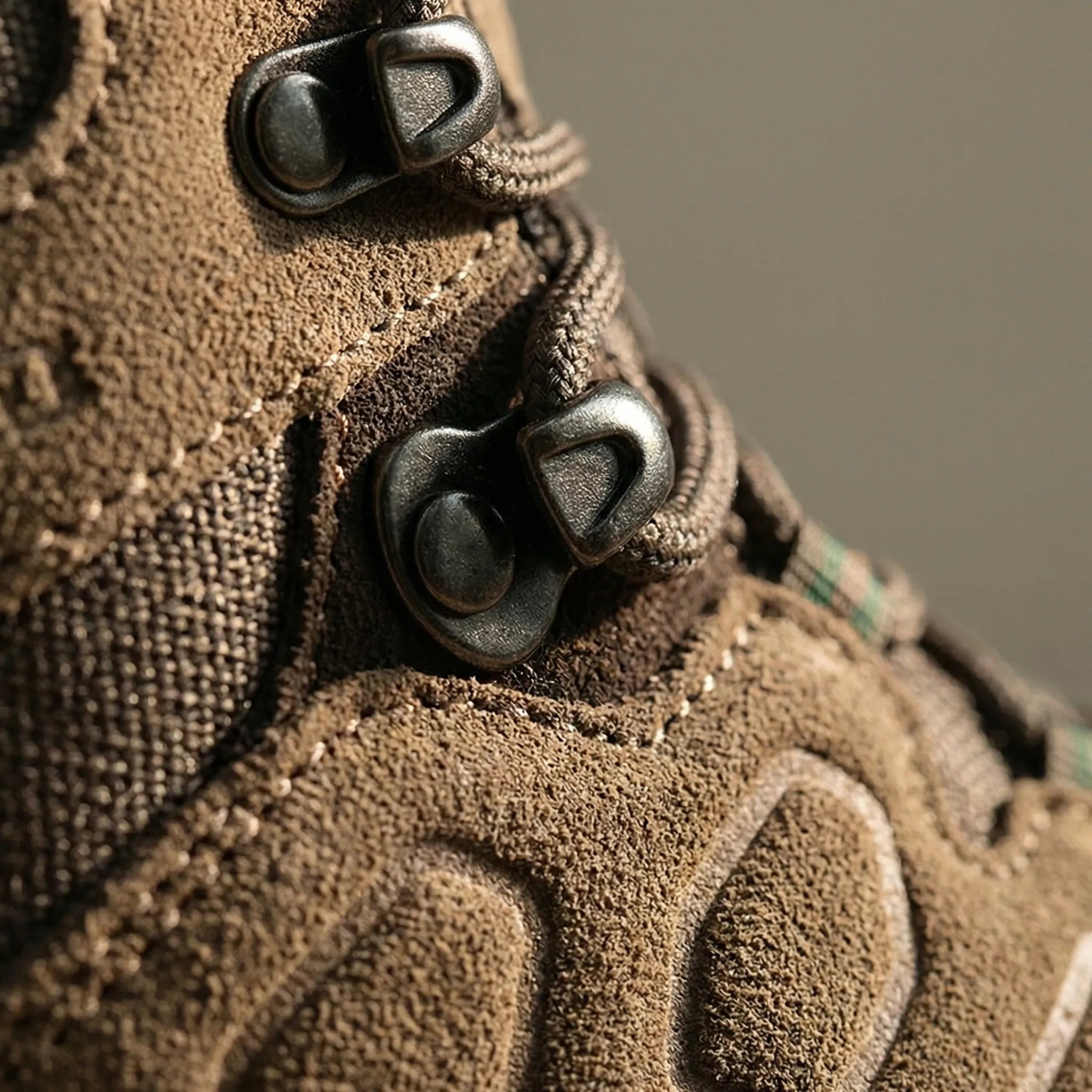 Men's high hiking boot with laced closure and deep tread sole