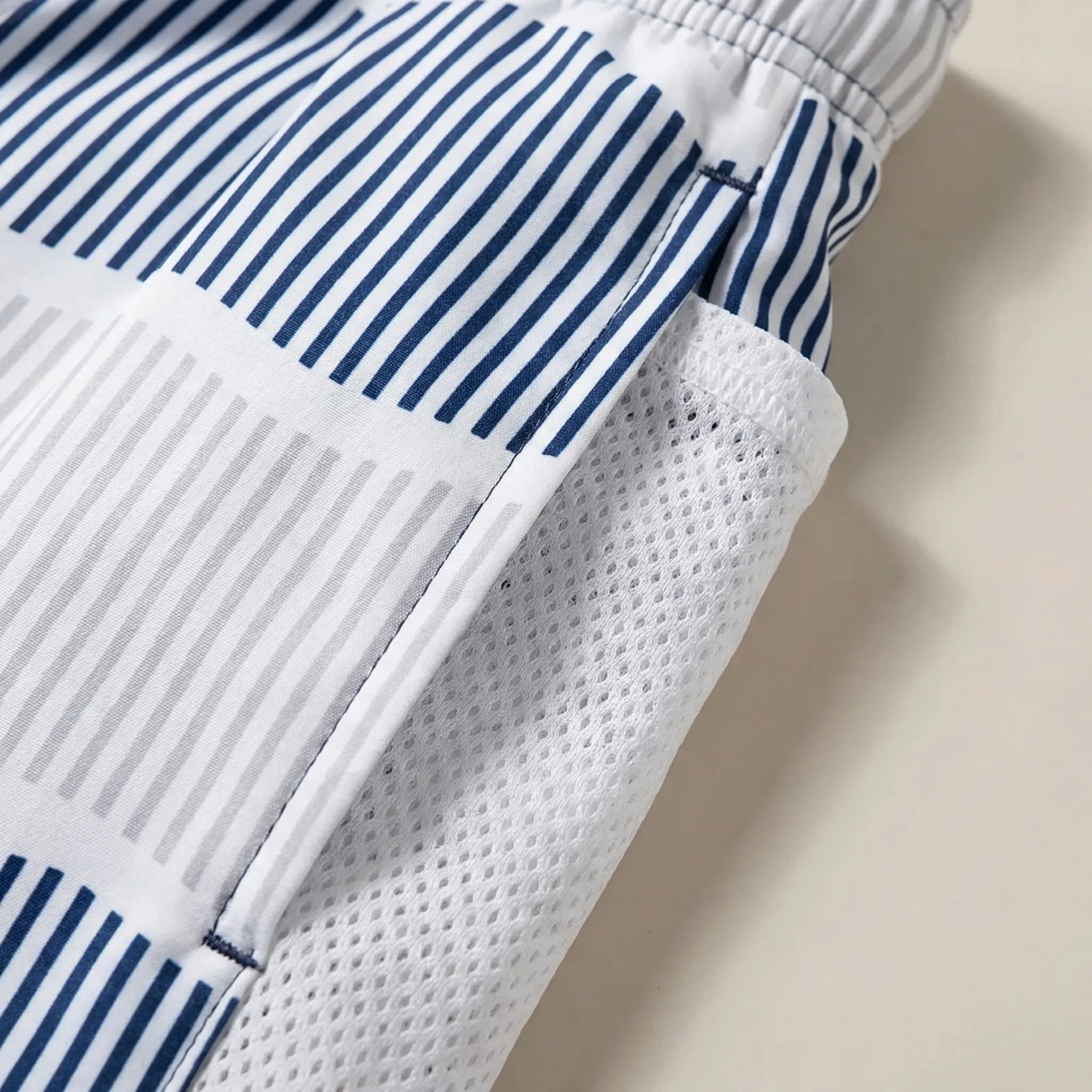 Men's quick-drying swim shorts with supportive lining and side pocket
