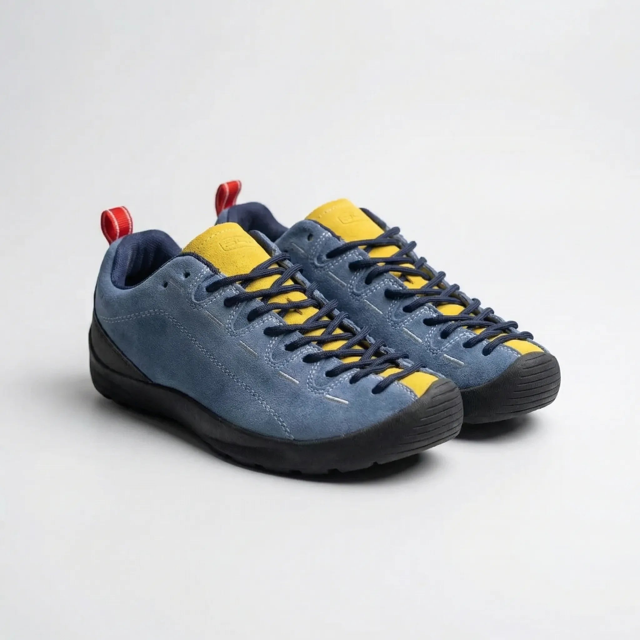 Men's climbing shoe with non-slip sole, lace closure and breathable upper