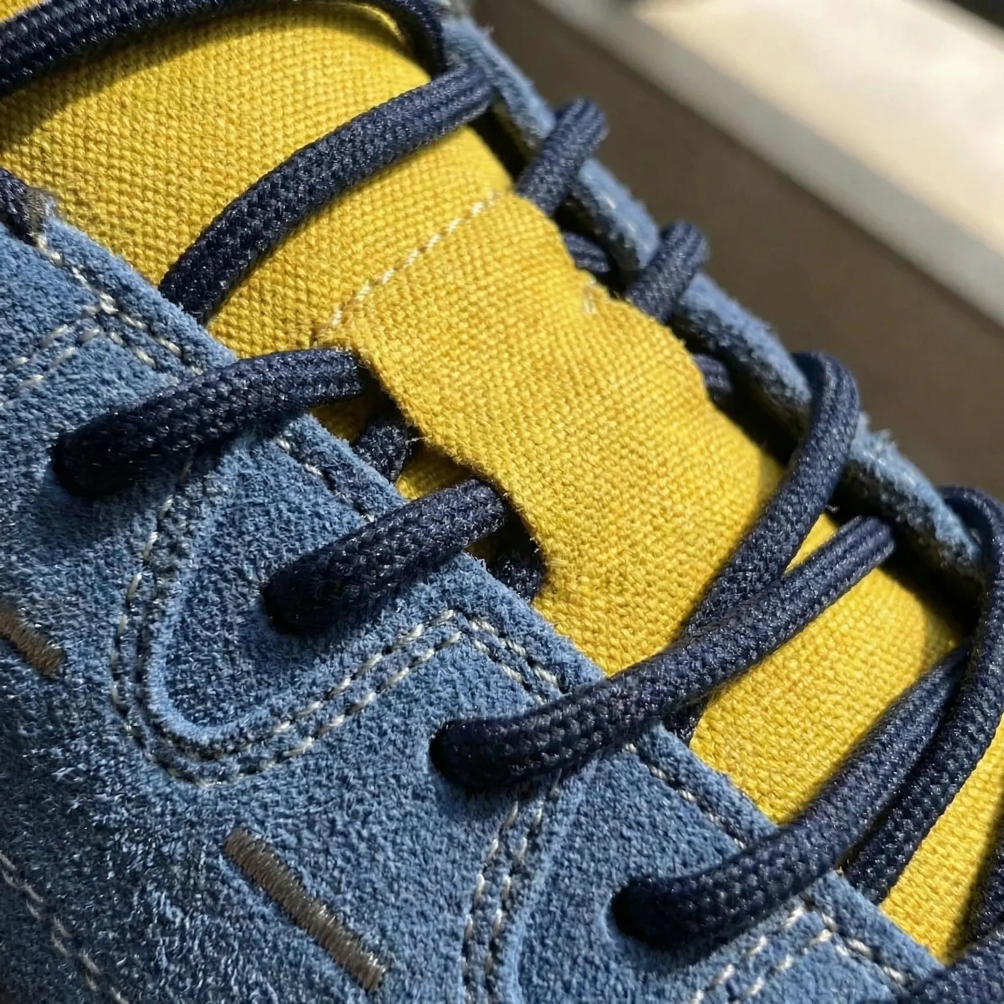 Men's climbing shoe with non-slip sole, lace closure and breathable upper