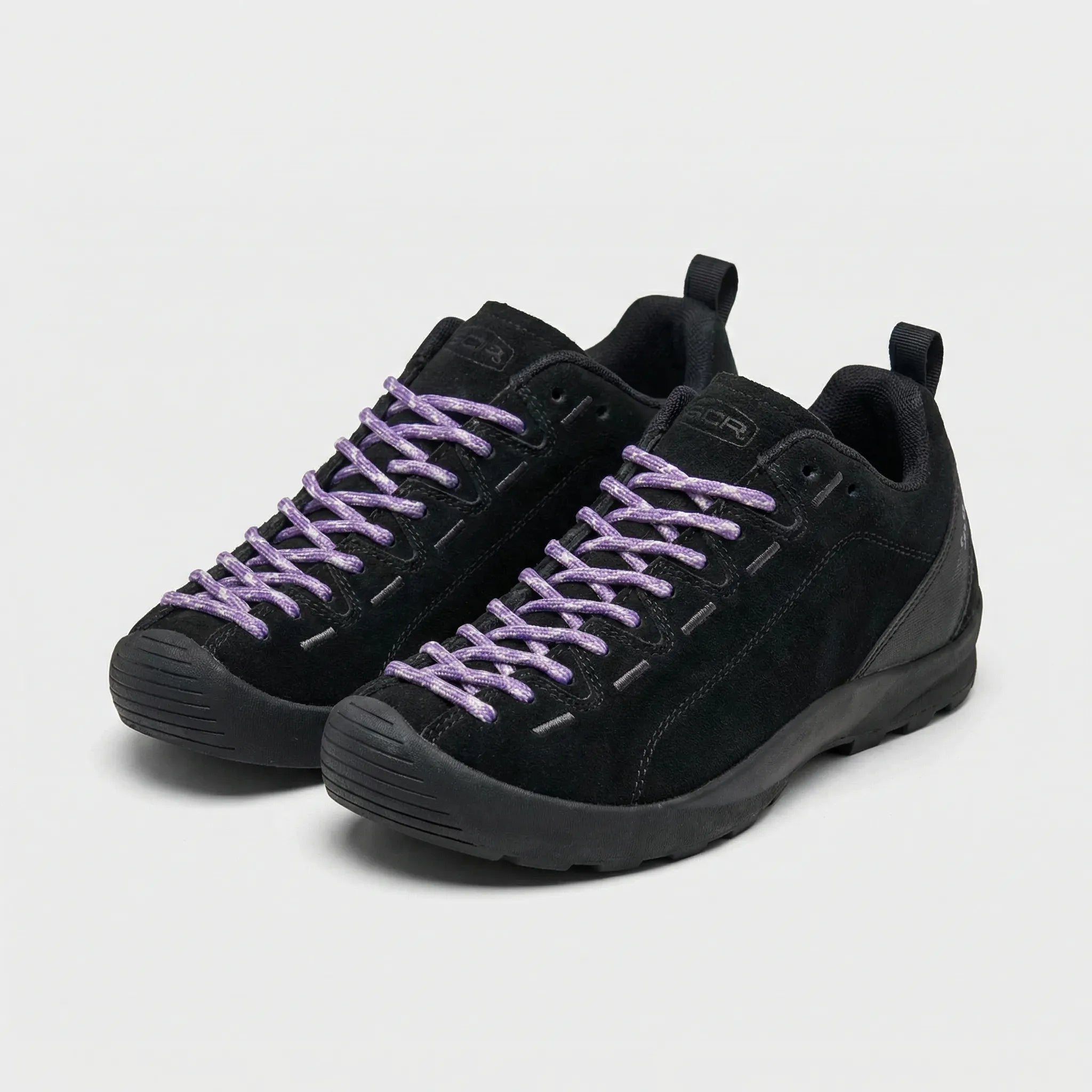 Men's climbing shoe with non-slip sole, lace closure and breathable upper
