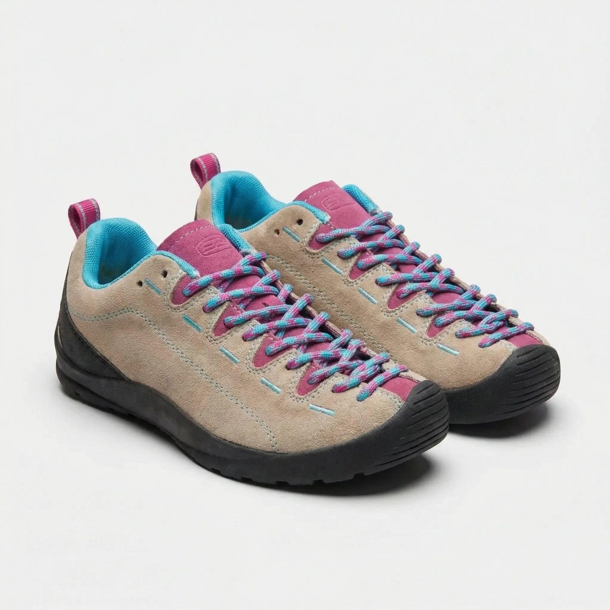 Men's climbing shoe with non-slip sole, lace closure and breathable upper