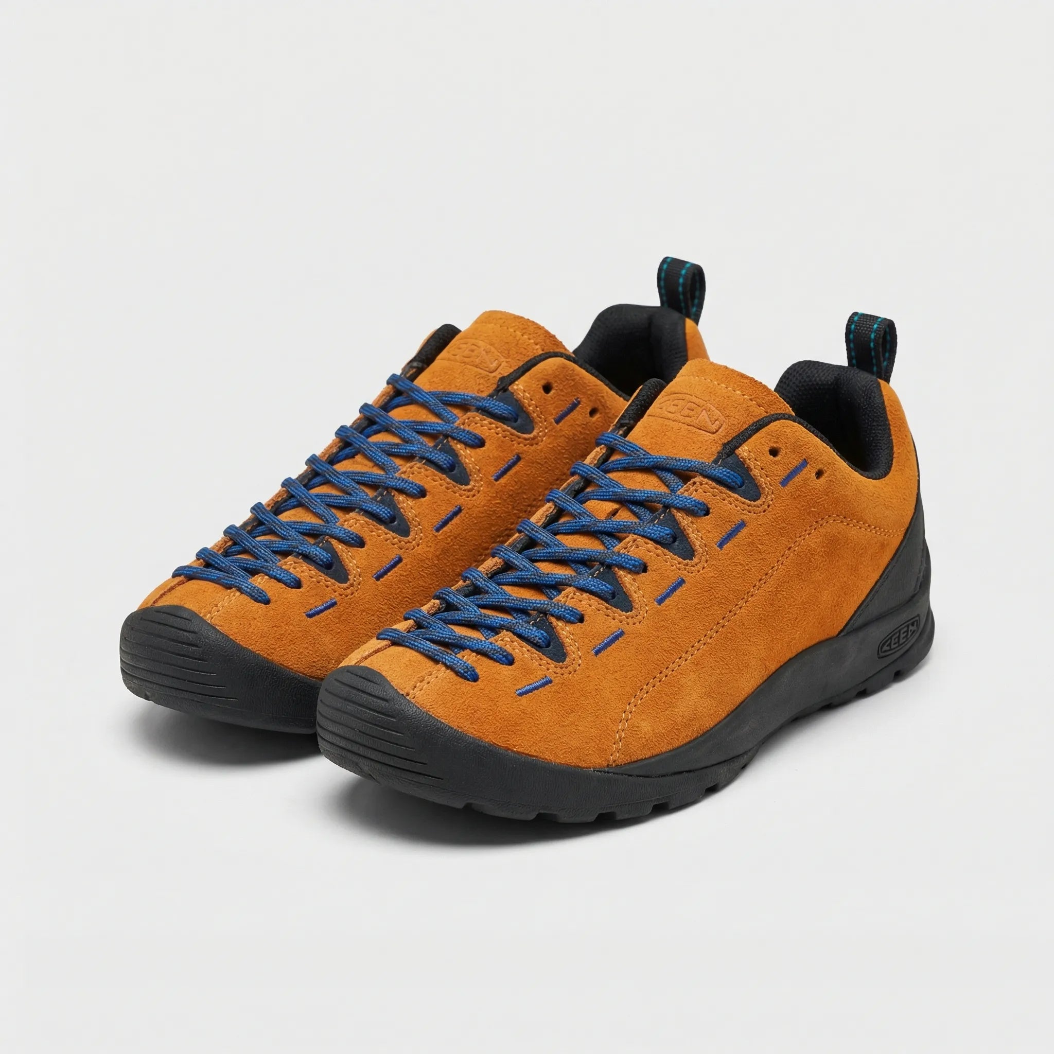 Men's climbing shoe with non-slip sole, lace closure and breathable upper