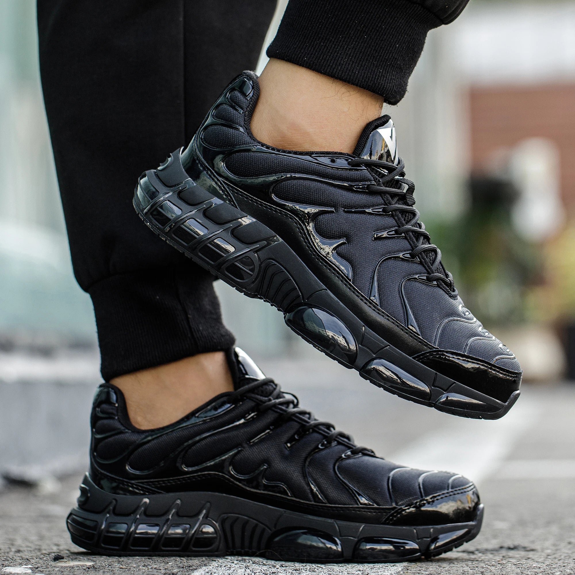 Safety sneakers with reinforced toe protection and slip-resistant sole
