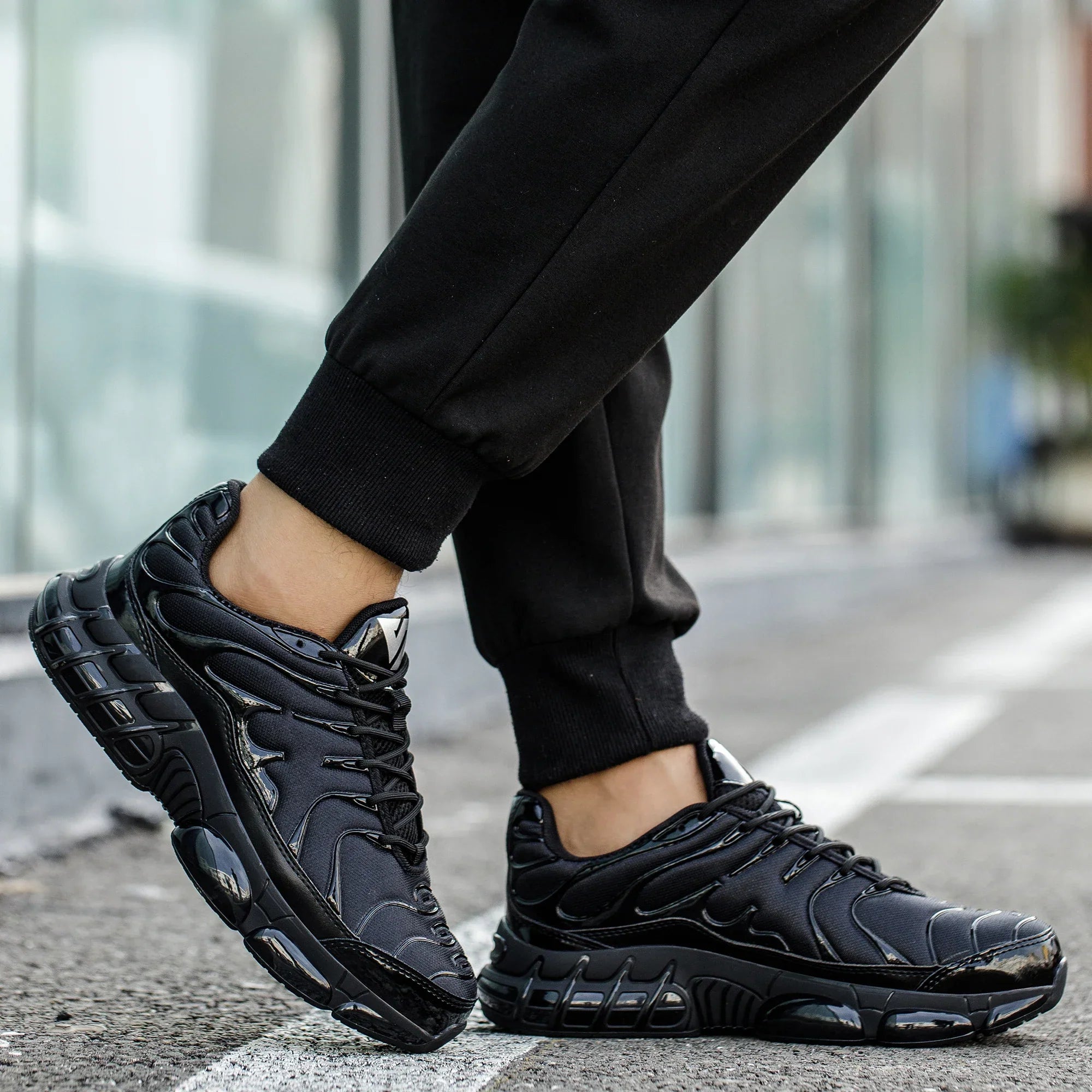 Safety sneakers with reinforced toe protection and slip-resistant sole