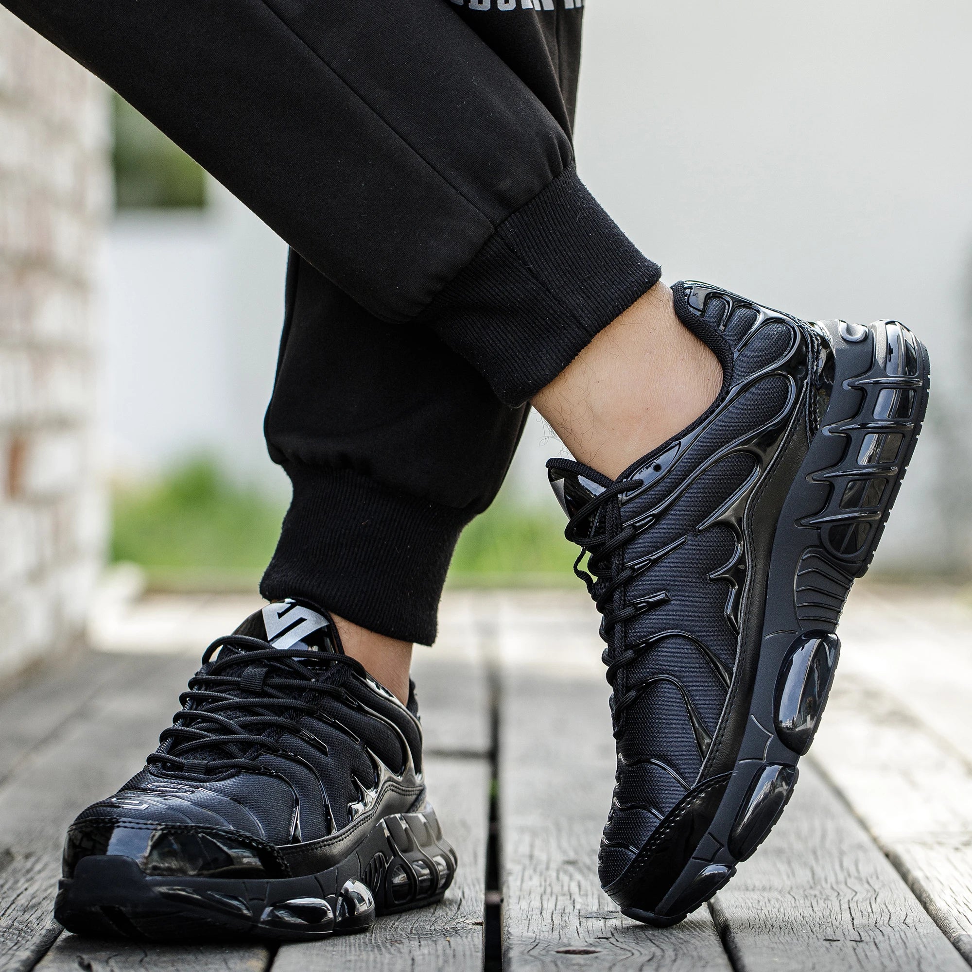 Safety sneakers with reinforced toe protection and slip-resistant sole