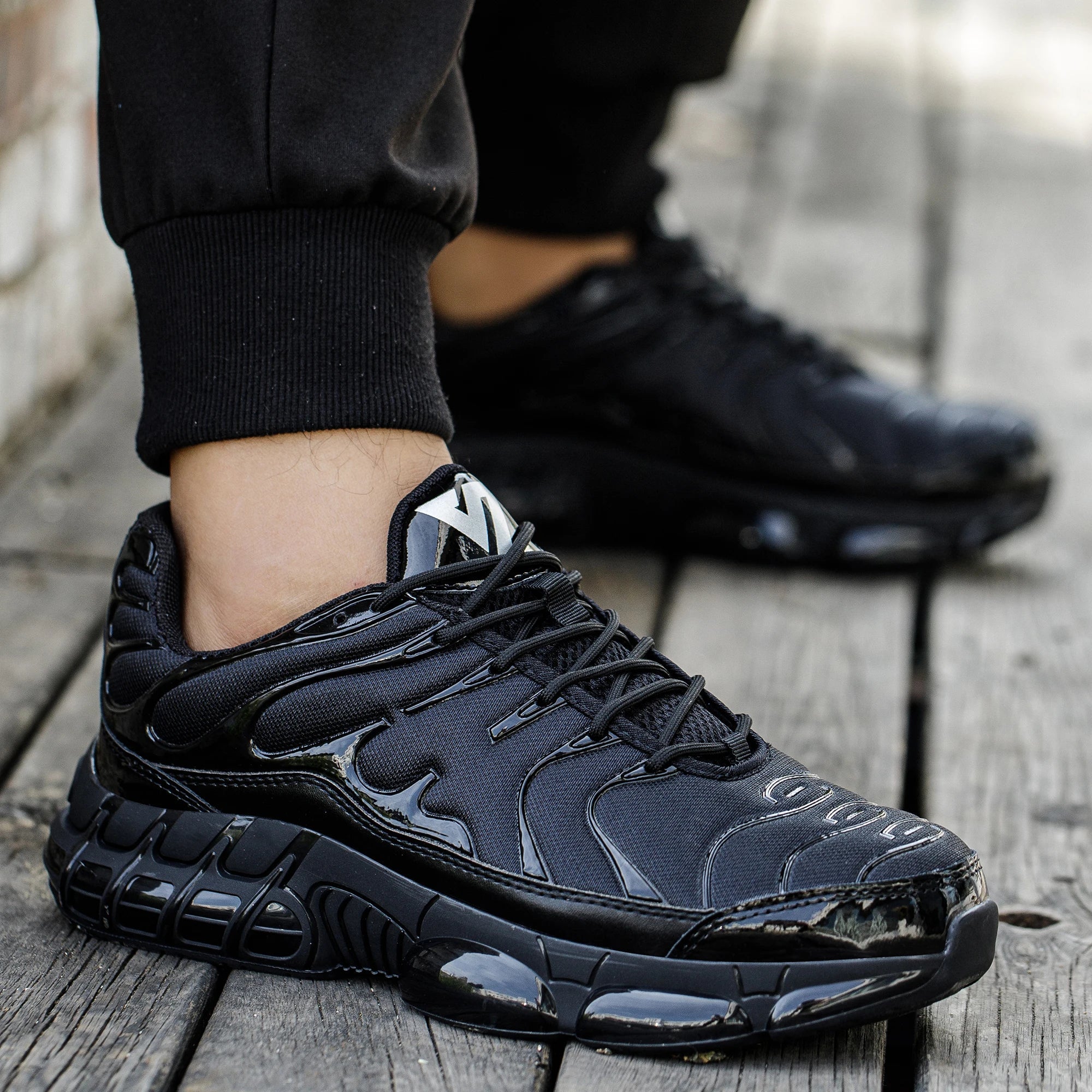 Safety sneakers with reinforced toe protection and slip-resistant sole