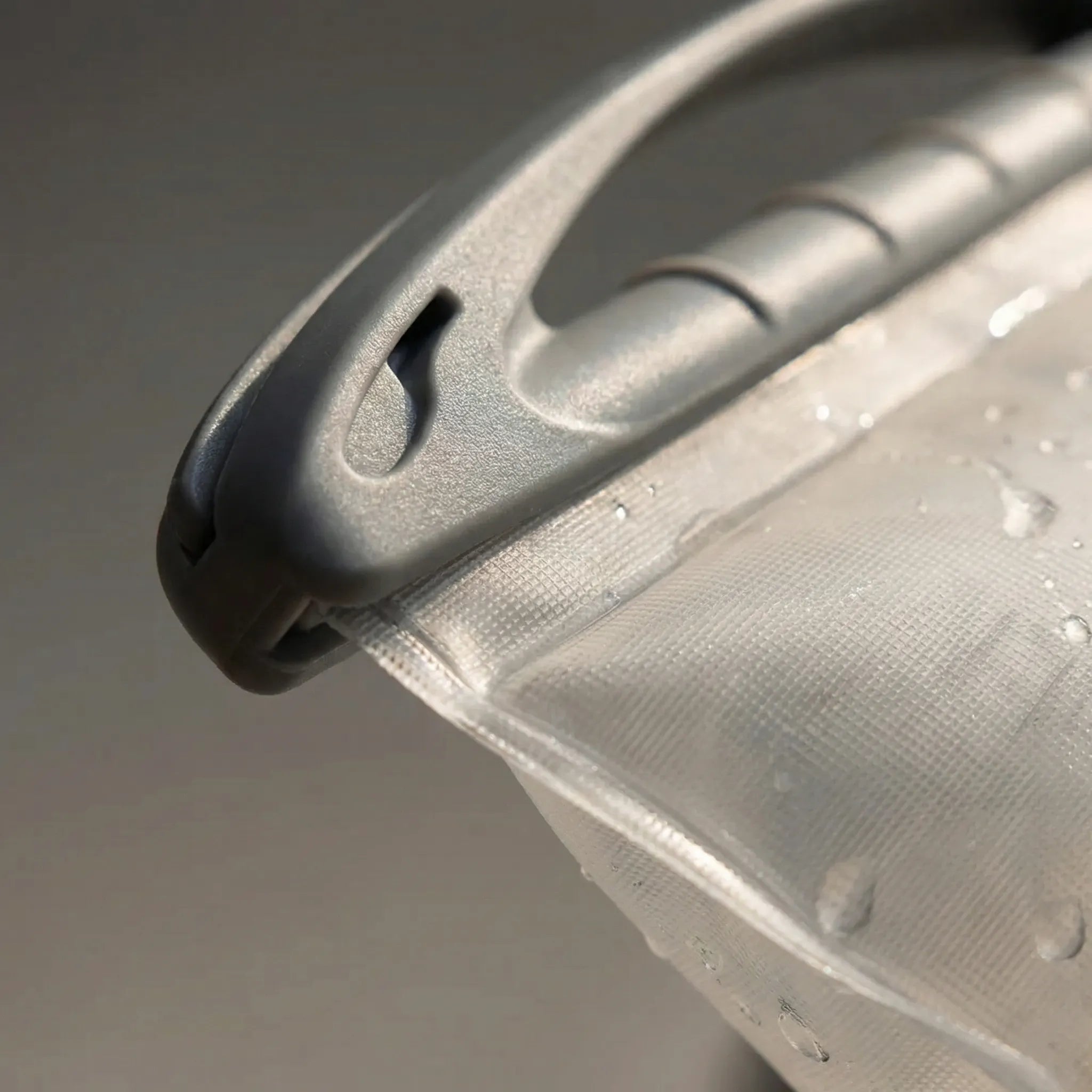 Foldable hydration reservoir with leak-proof seal for hiking and trail running