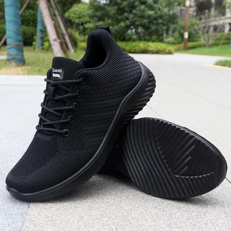 Men's lightweight sneakers with breathable mesh upper and vulcanized rubber sole