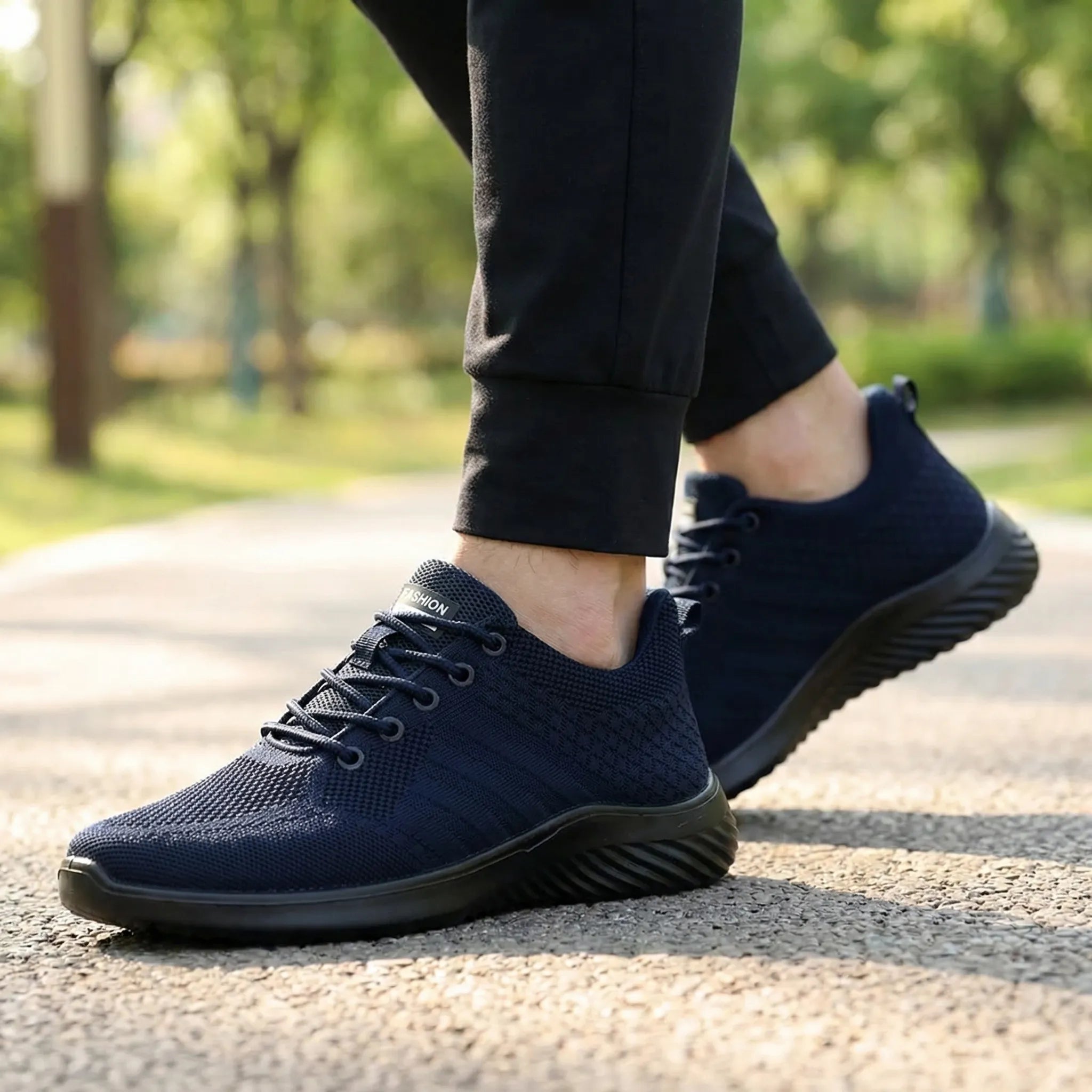 Men's lightweight sneakers with breathable mesh upper and vulcanized rubber sole